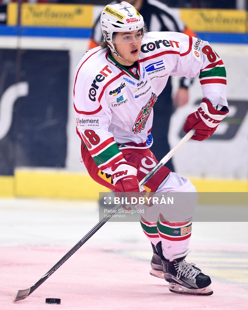 Modos William Nylander med pucken