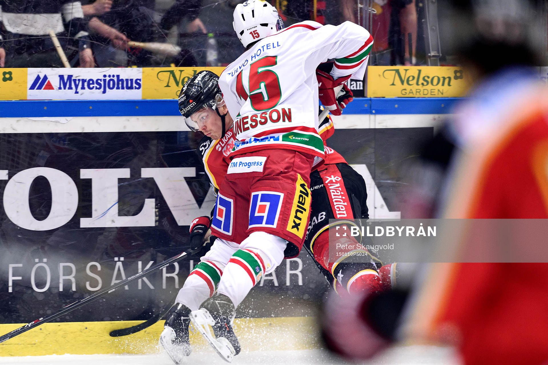 Modos Albin Runesson tacklar Luleås Lars Bryggman