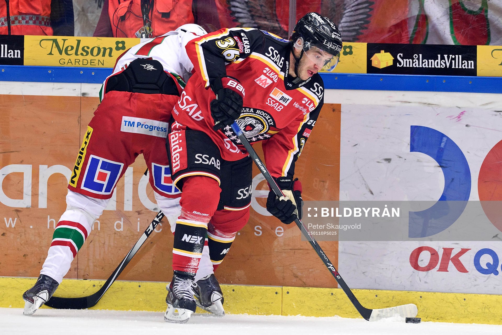 Luleås Niklas Fogström med pucken