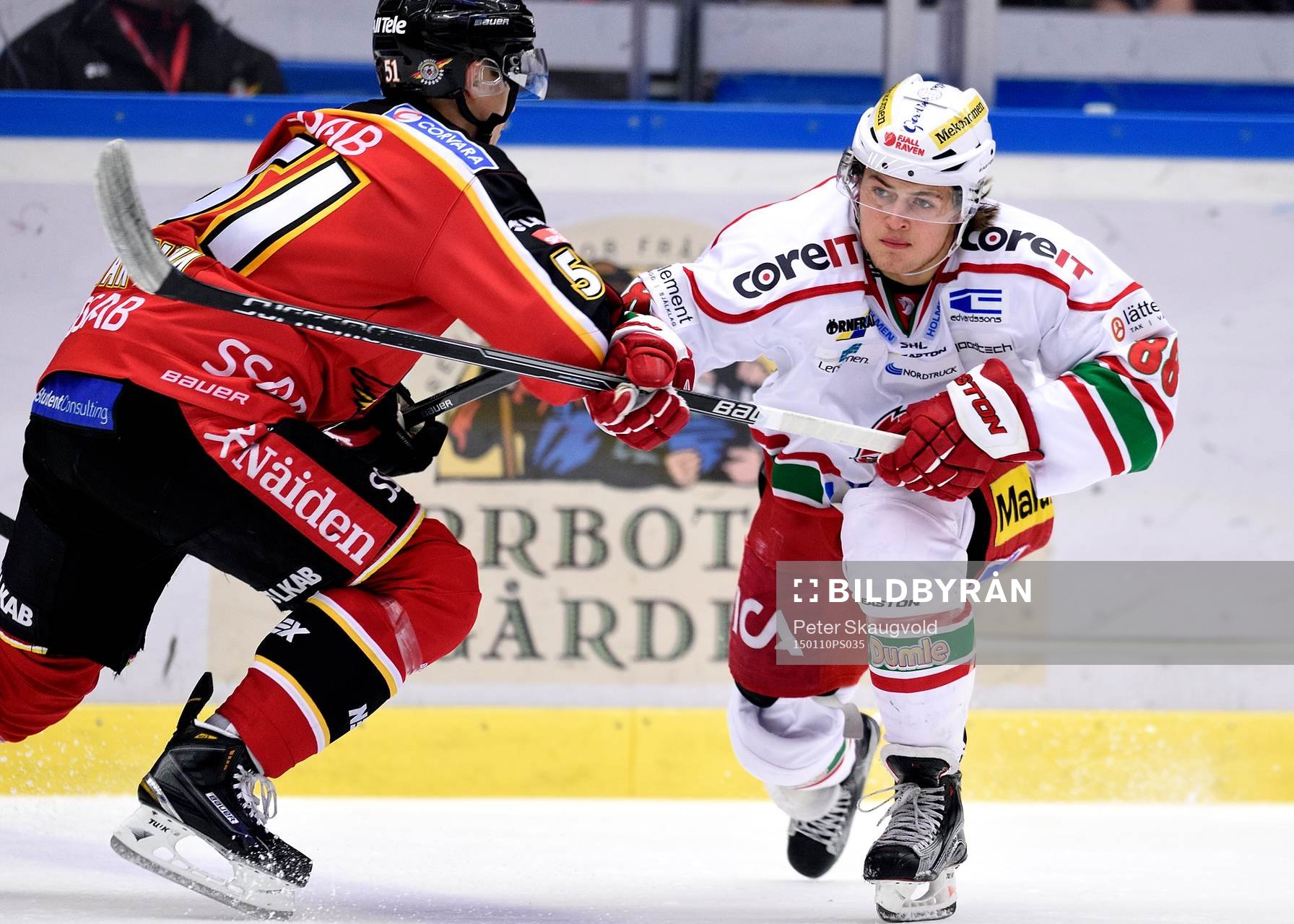 Modos William Nylander försöker gå förbi Luleås