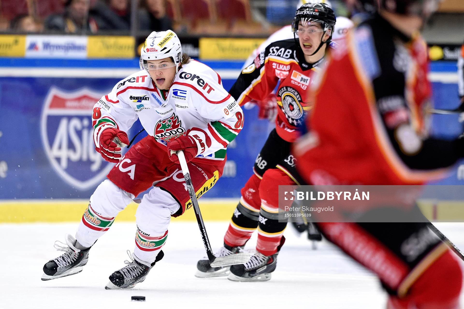 Modos William Nylander med pucken