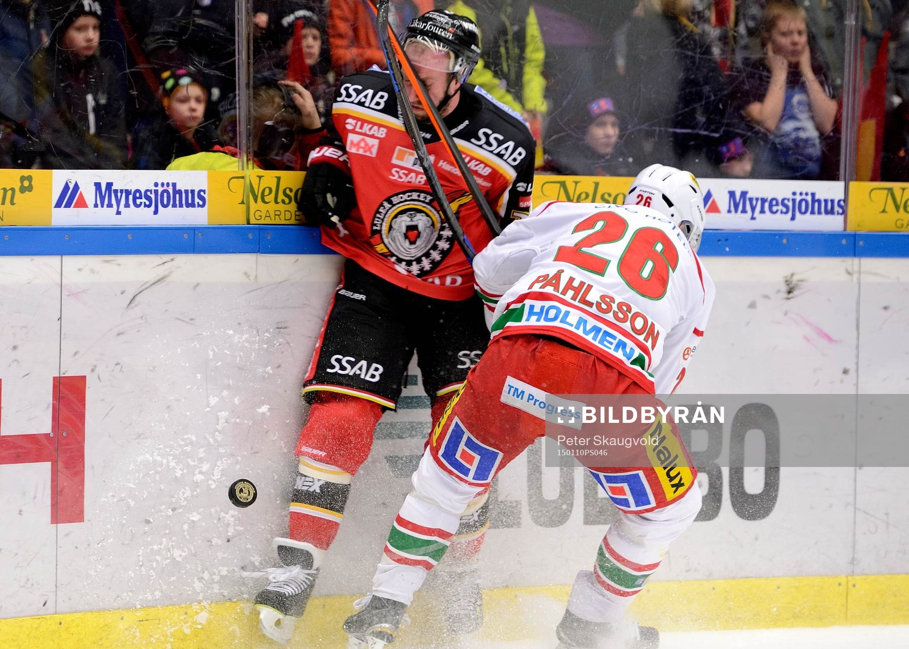 Luleås Robin Jonsson får Modos Samuel Påhlsson klubba i