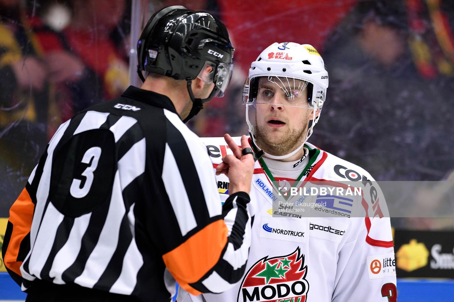 Domare Linus Öhlund pratar med Modos Nichlas Torp