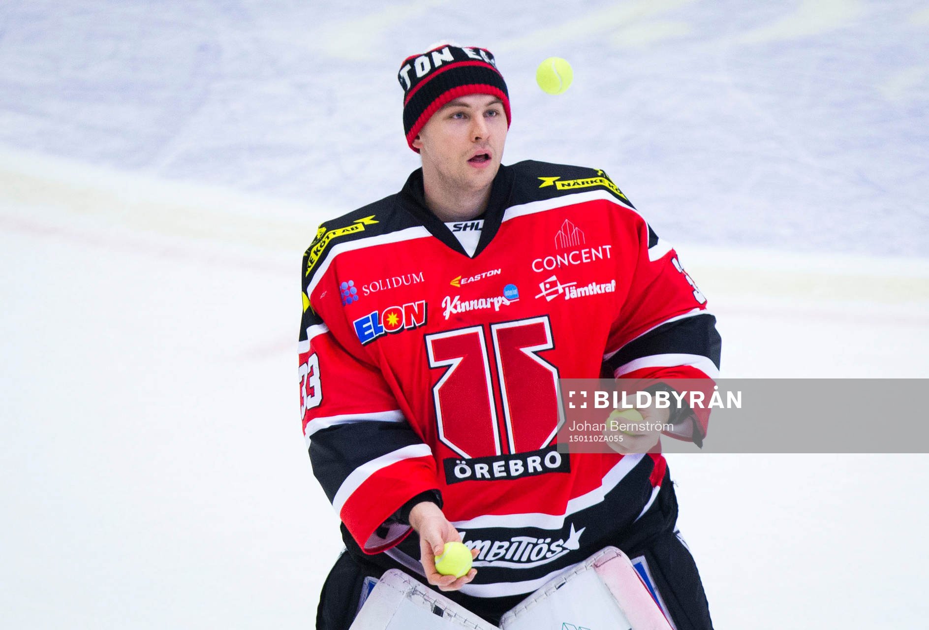 Örebros målvakt Julius Hudacek spexar