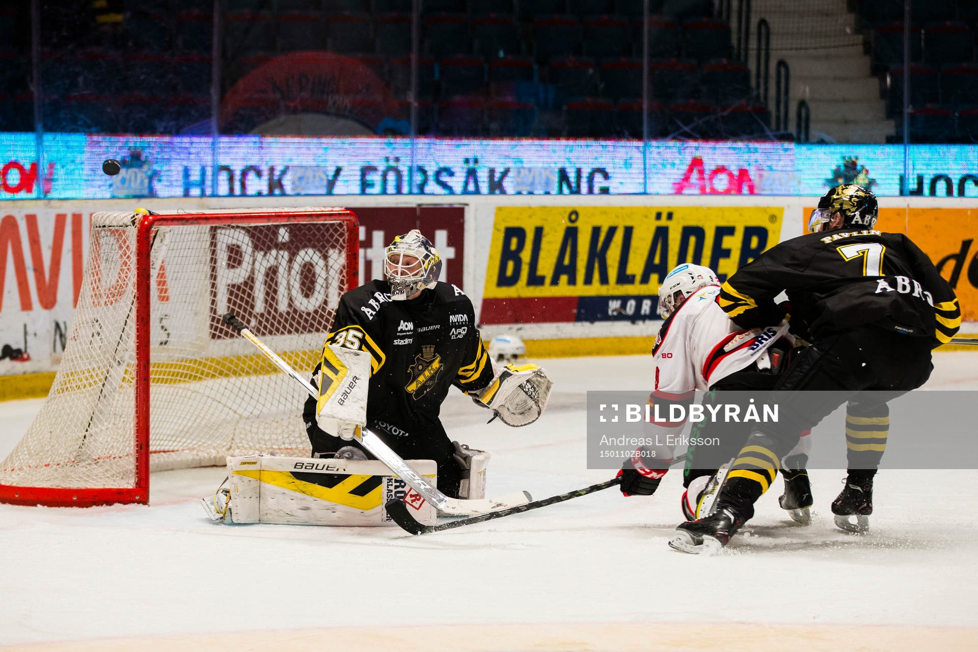 s målvakt Robin Rahm för hjälp av AIK:s Ziga Pavlin (h)