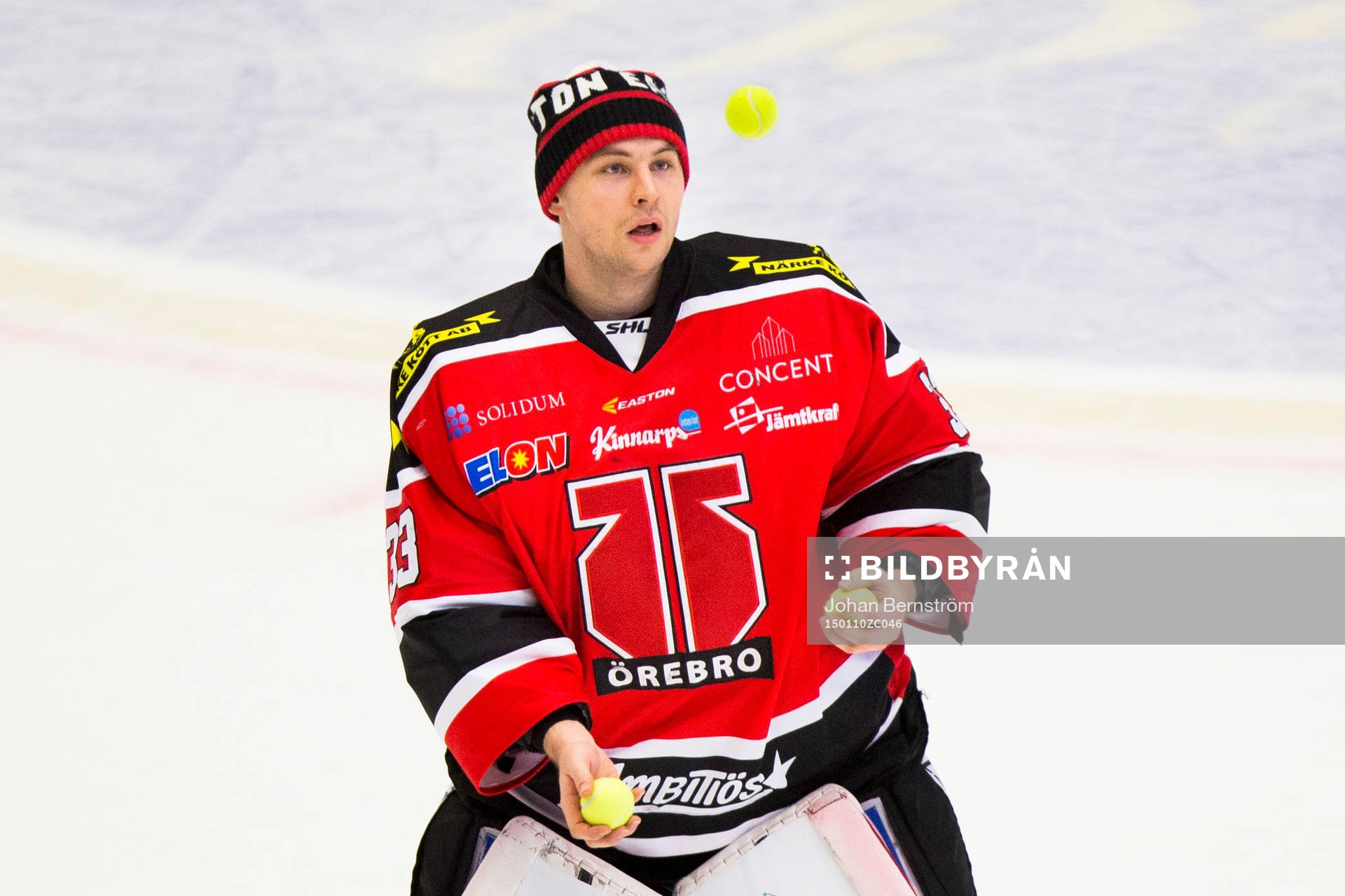 Örebros målvakt Julius Hudacek spexar
