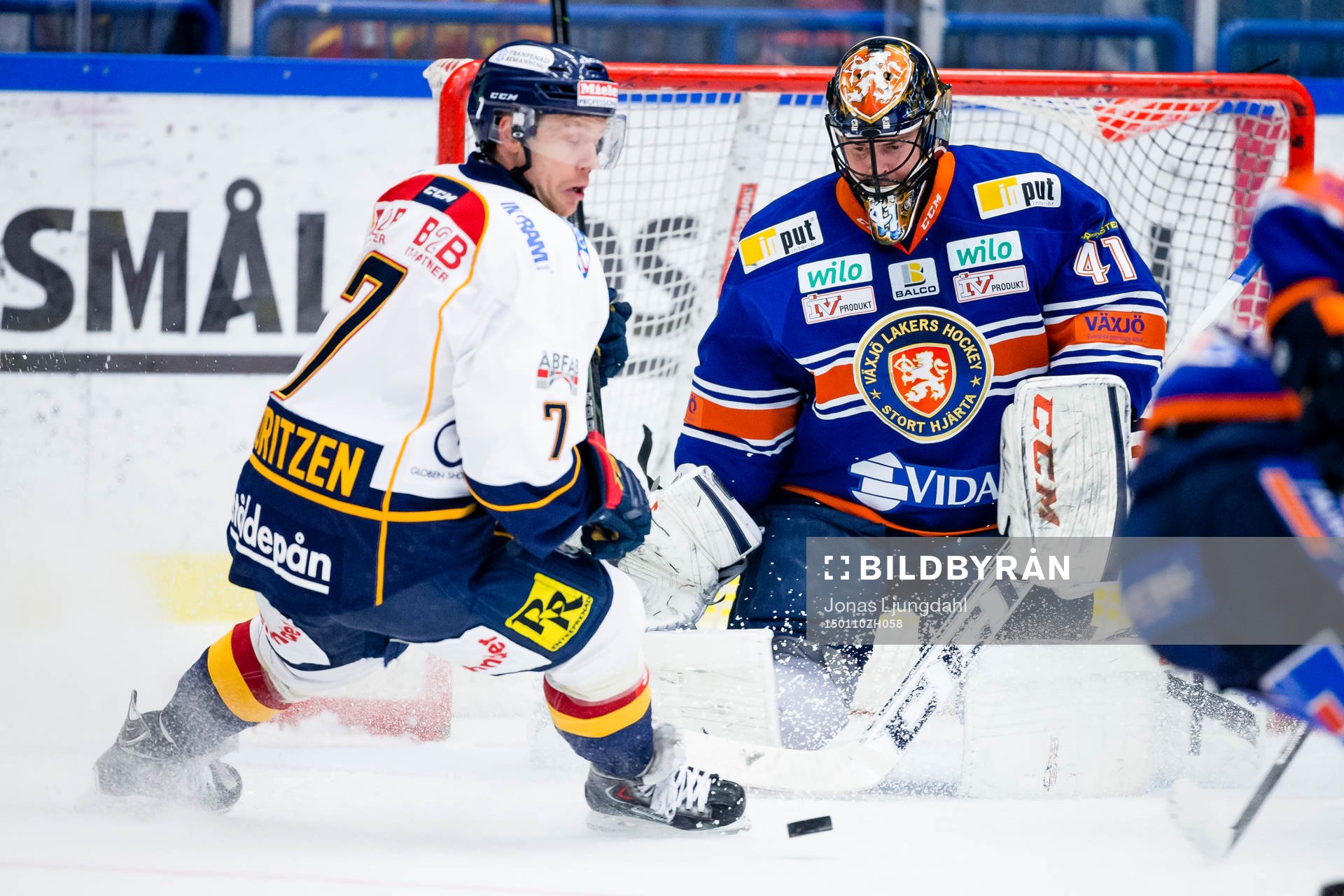 Djurgårdens Sebastian Lauritzen oroar framför Växjös