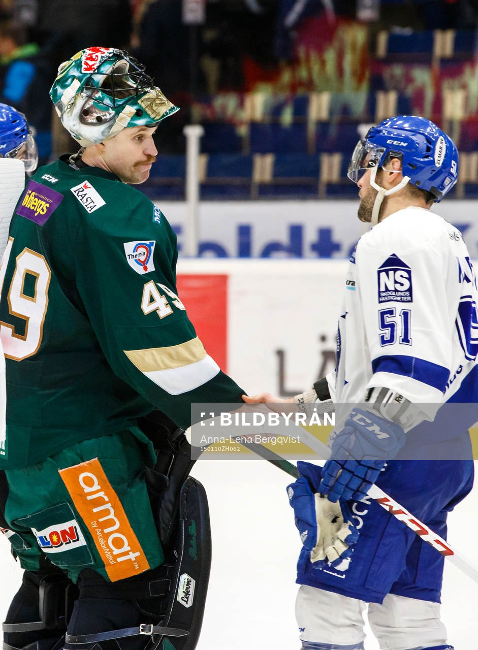 Färjestads målvakt Justin Pogge tackar Kevin Kapstad