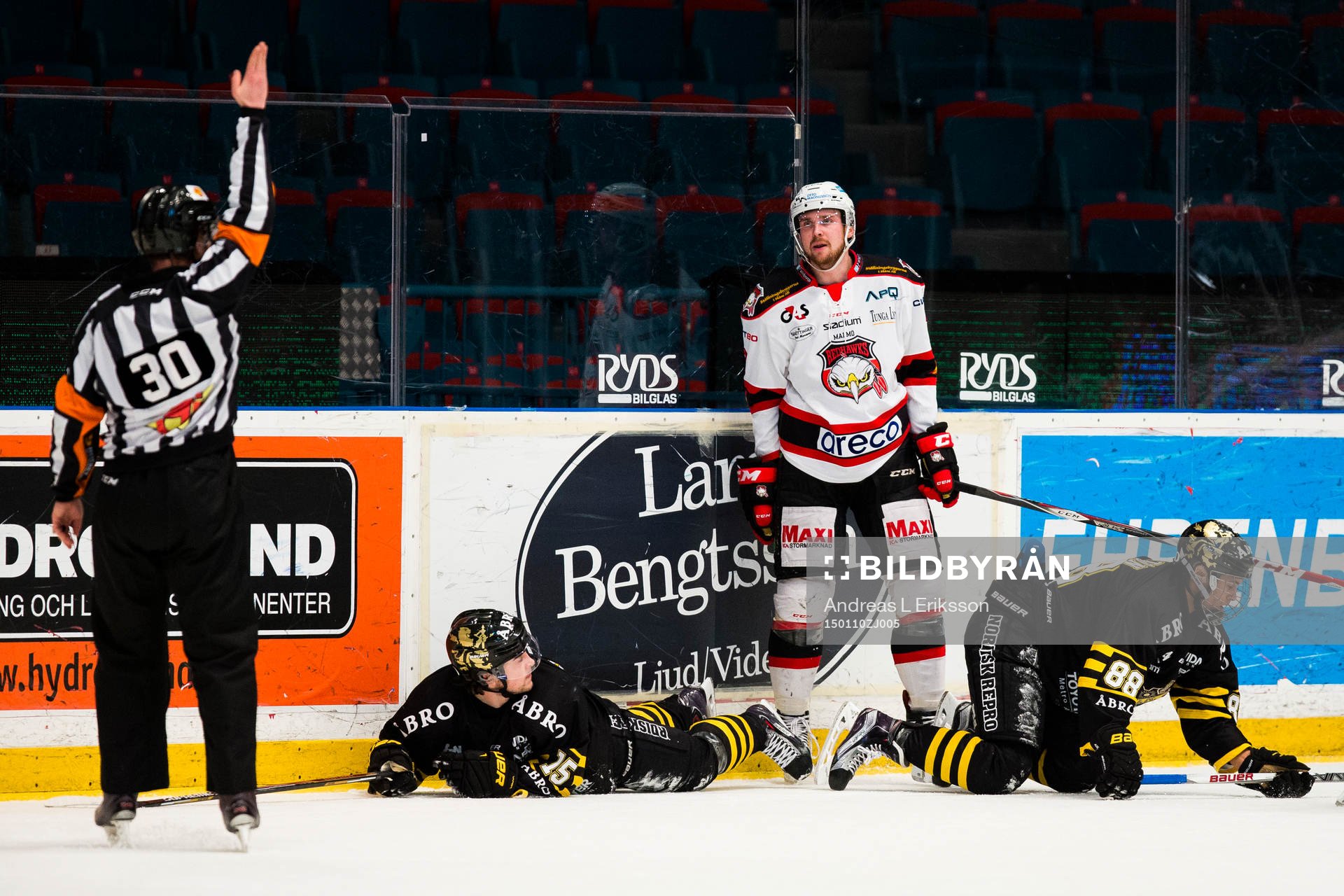 Malmö Redhawks Magnus Häggström blir utvisad av domare