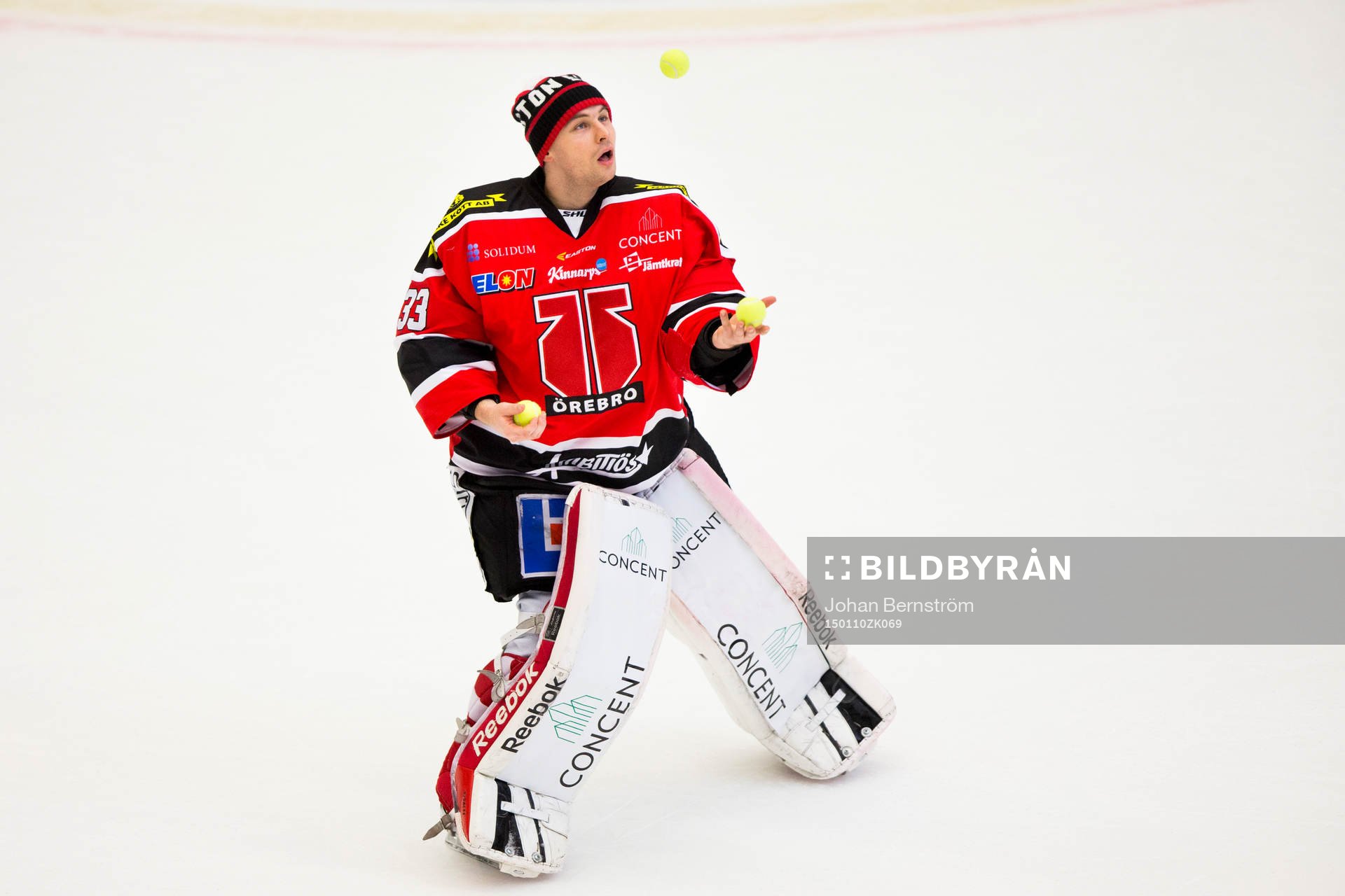 Örebros målvakt Julius Hudacek spexar