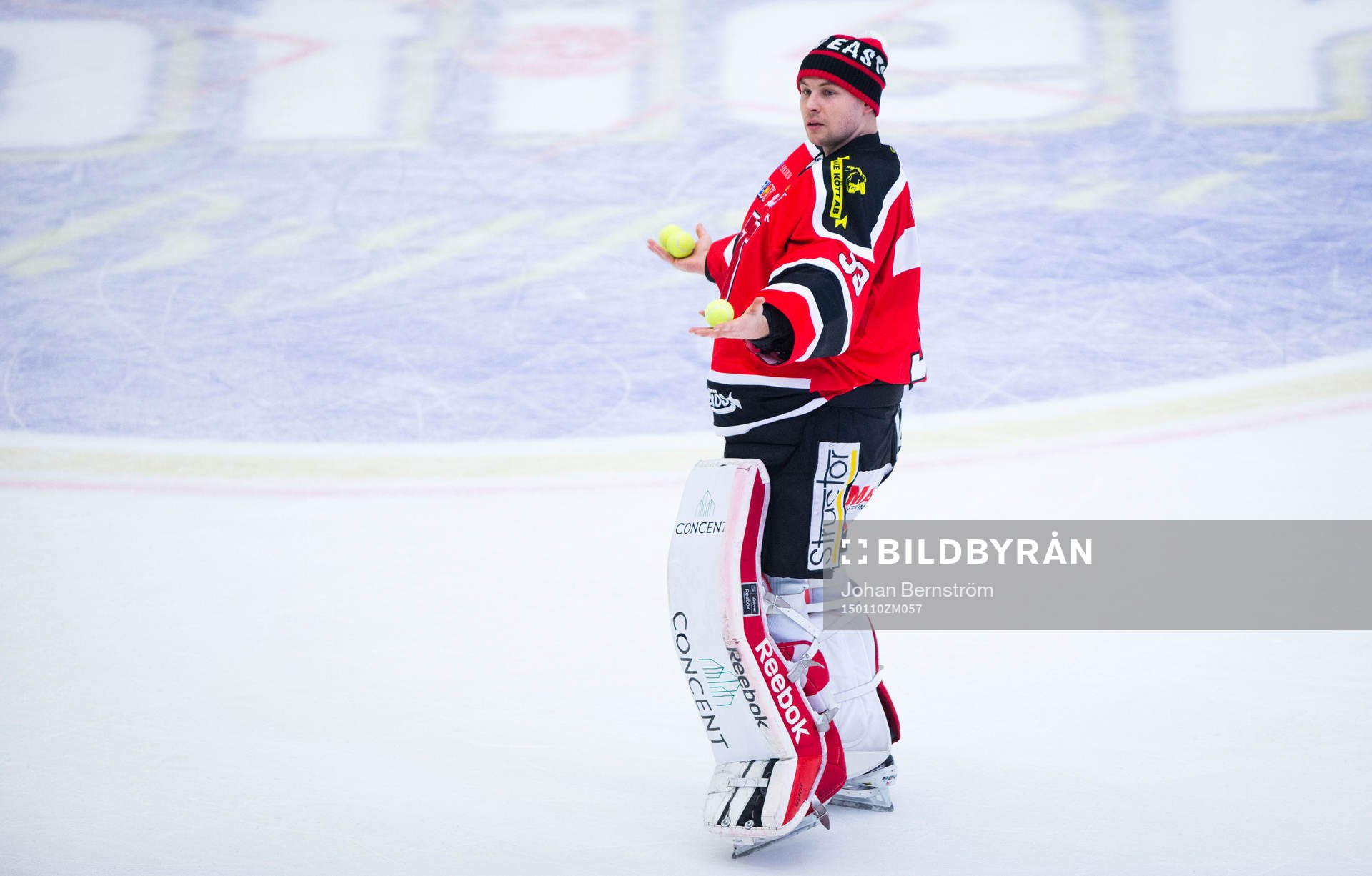 Örebros målvakt Julius Hudacek spexar
