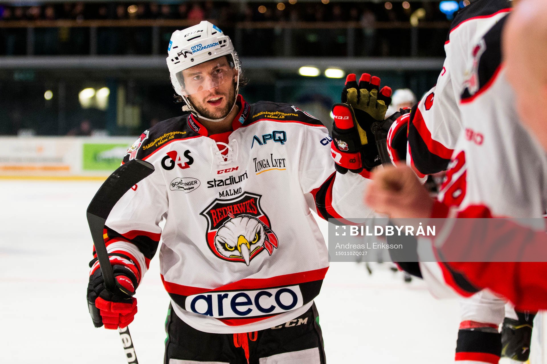 Malmö Redhawks Tony Romano gratuleras av sina lagkamrater
