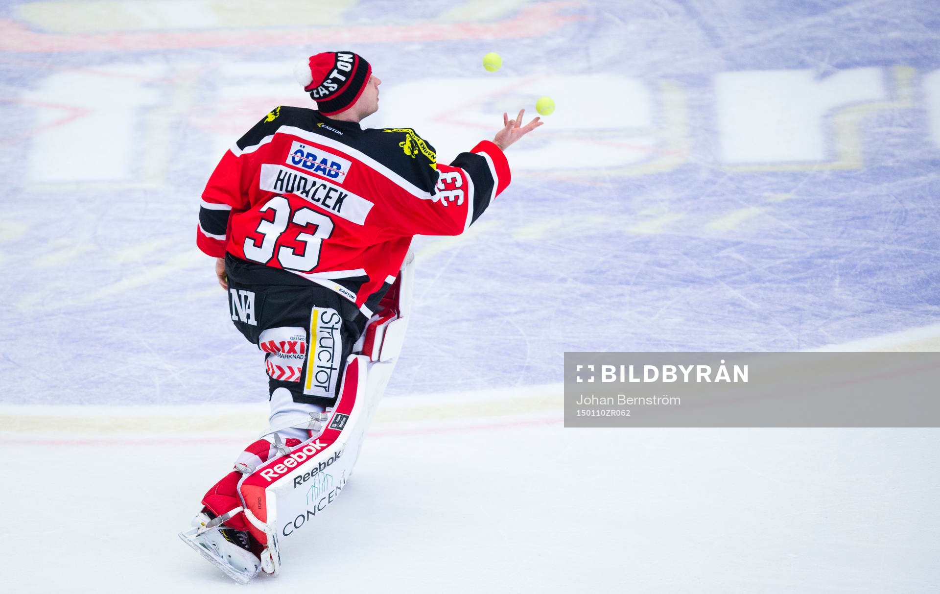 Örebros målvakt Julius Hudacek spexar