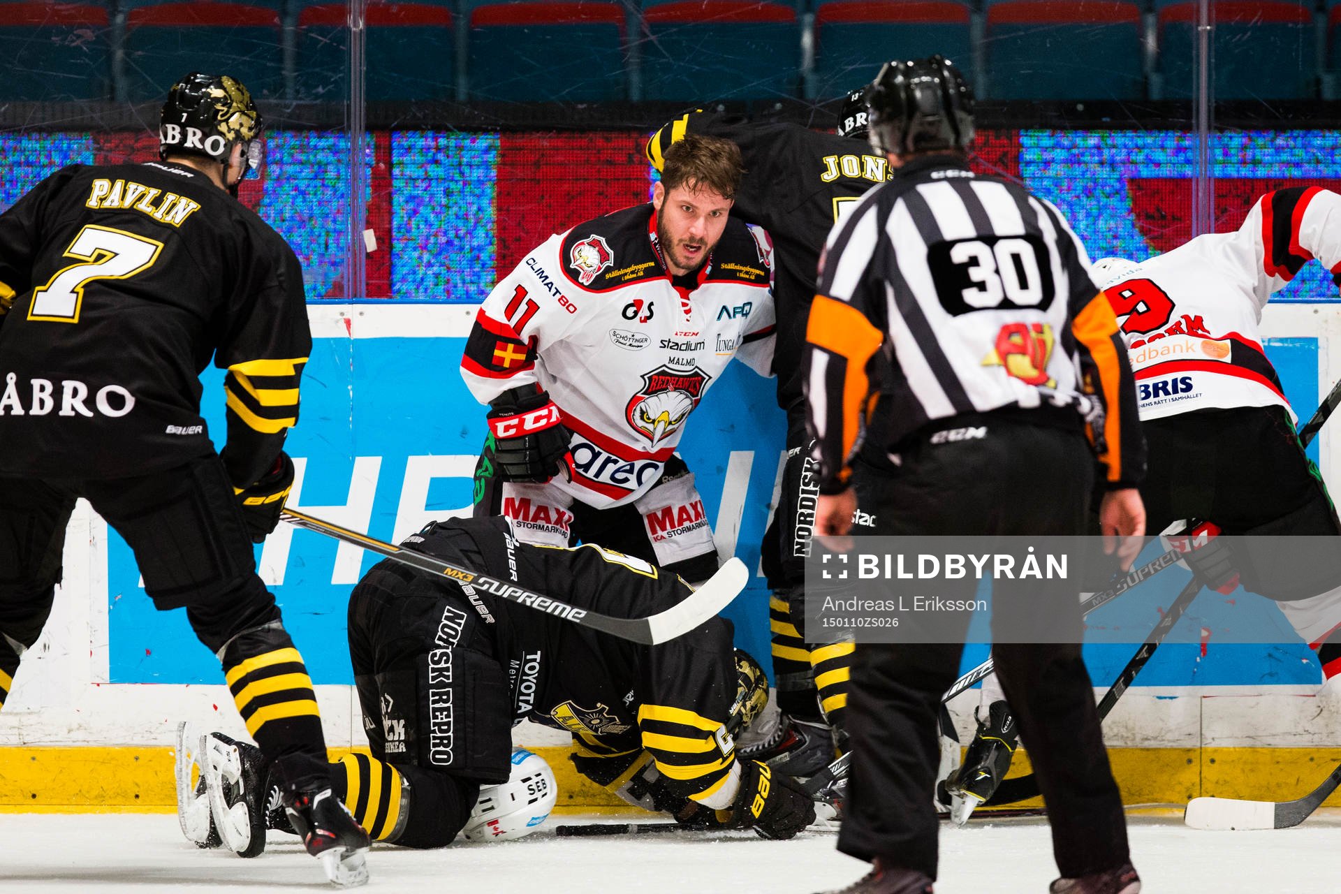 Malmö Redhawks Joey Tenute blir av med hjälmen framför