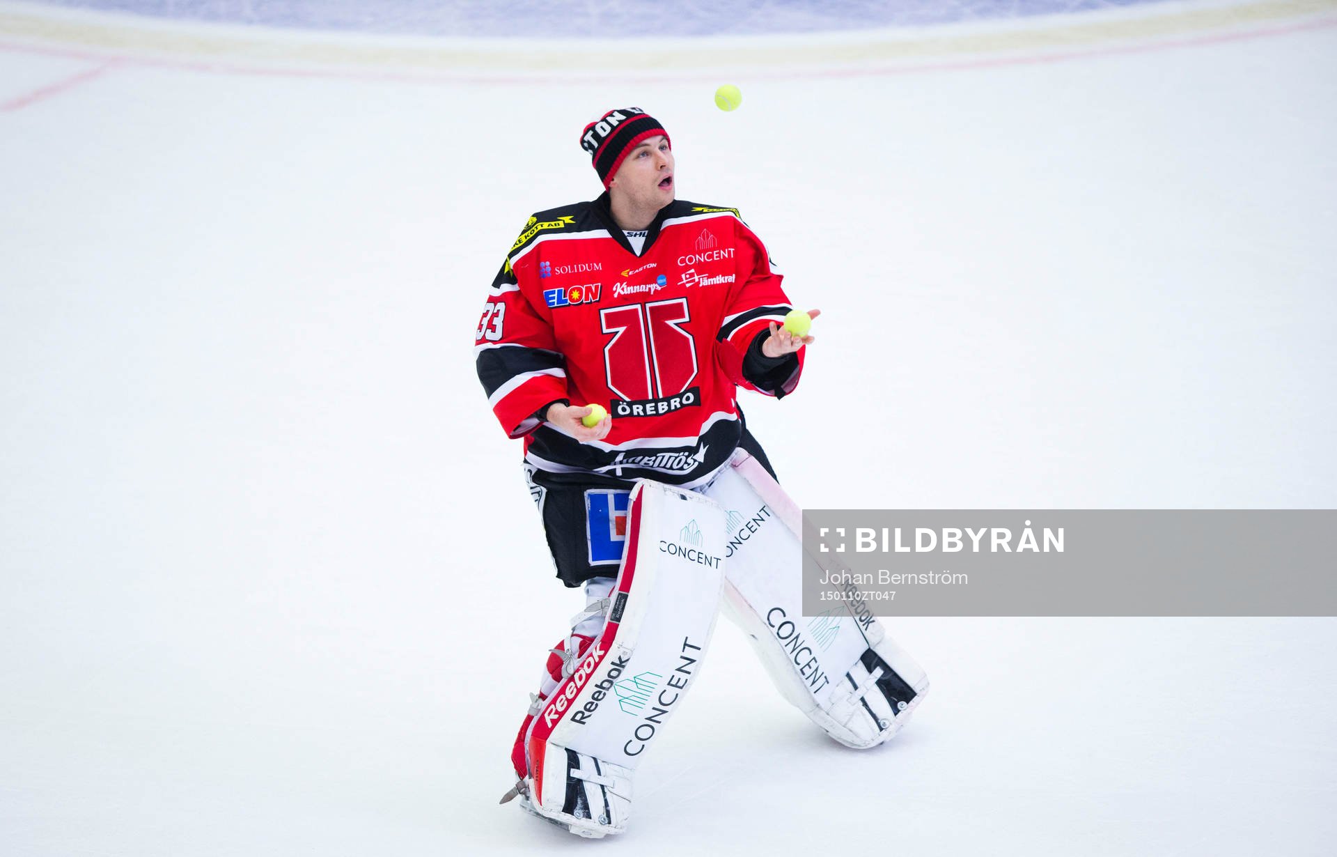 Örebros målvakt Julius Hudacek spexar