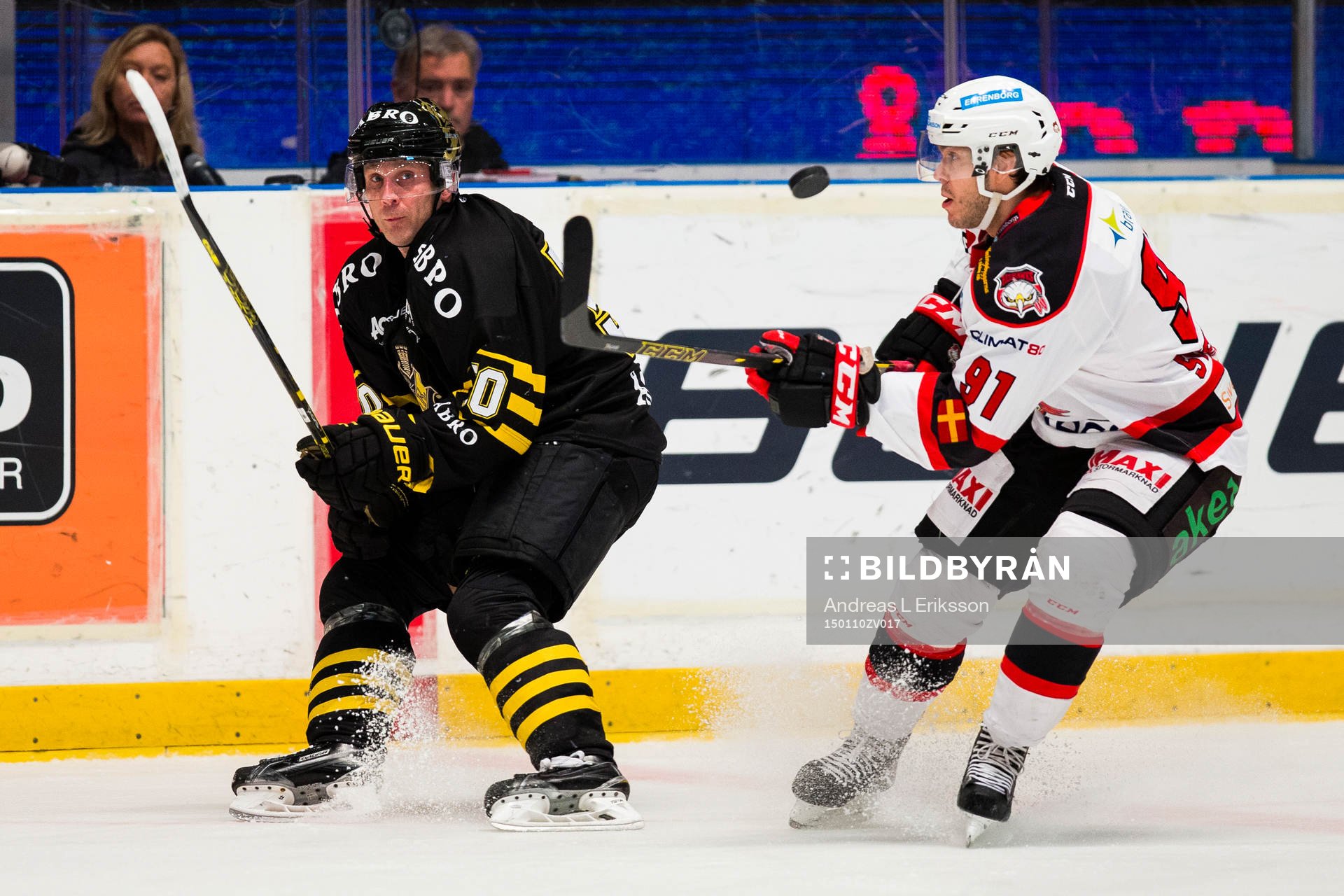 s Conny Strömberg slår iväg pucken framför ögonen på