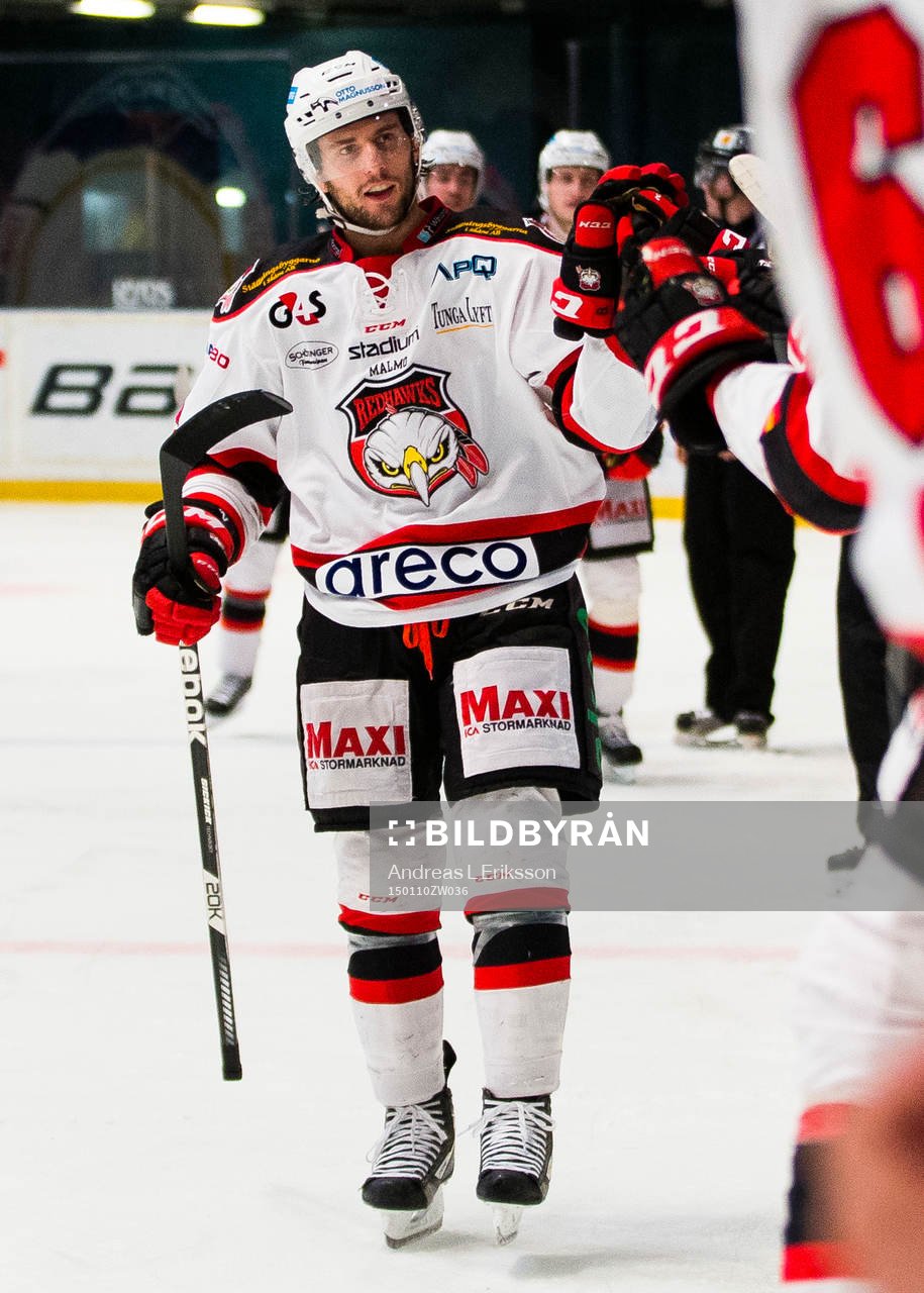 Malmö Redhawks Tony Romano gratuleras av sina lagkamrater