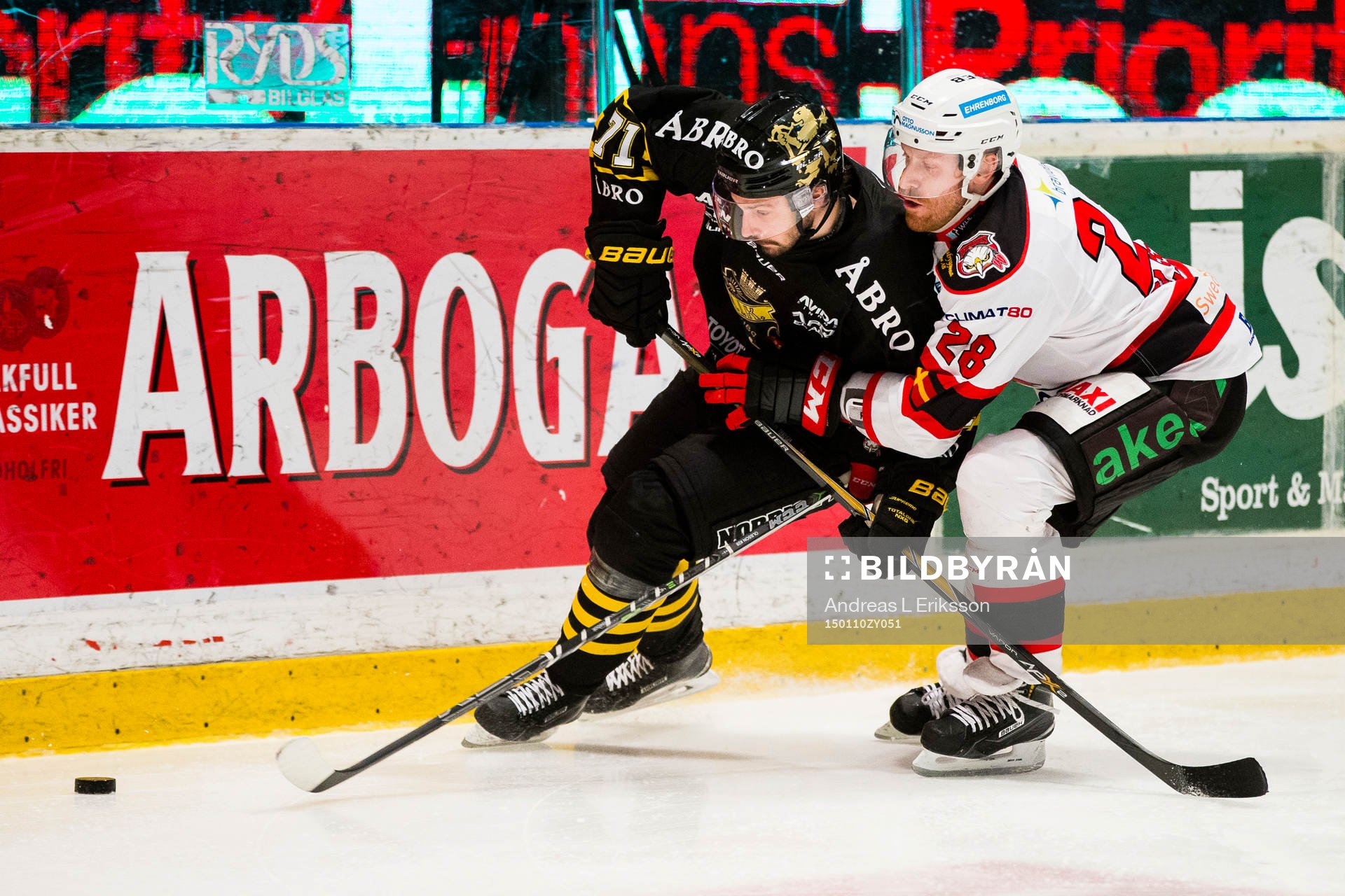 s Daniel Olsson Trkulja i kamp om pucken med Malmö
