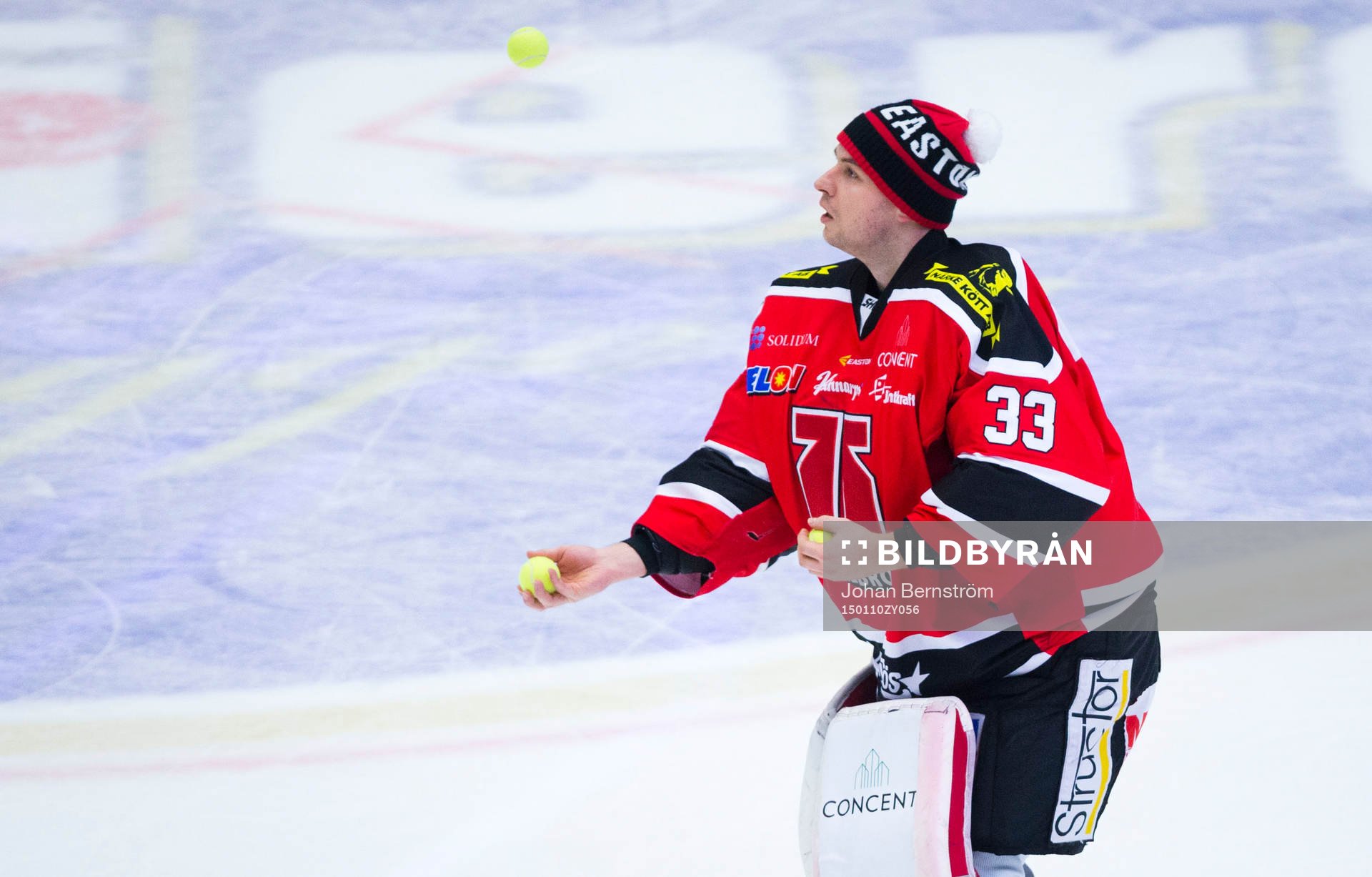 Örebros målvakt Julius Hudacek spexar