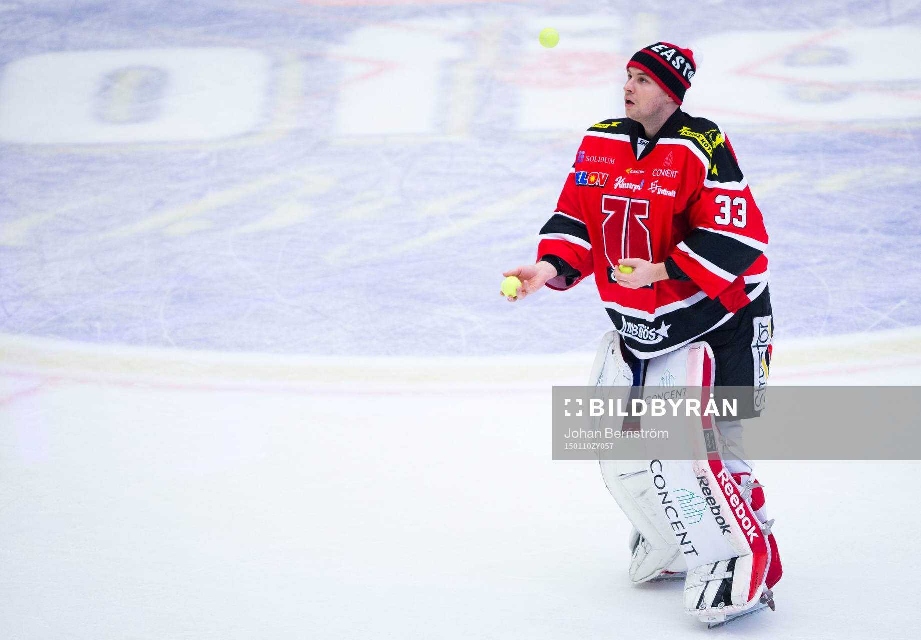 Örebros målvakt Julius Hudacek spexar