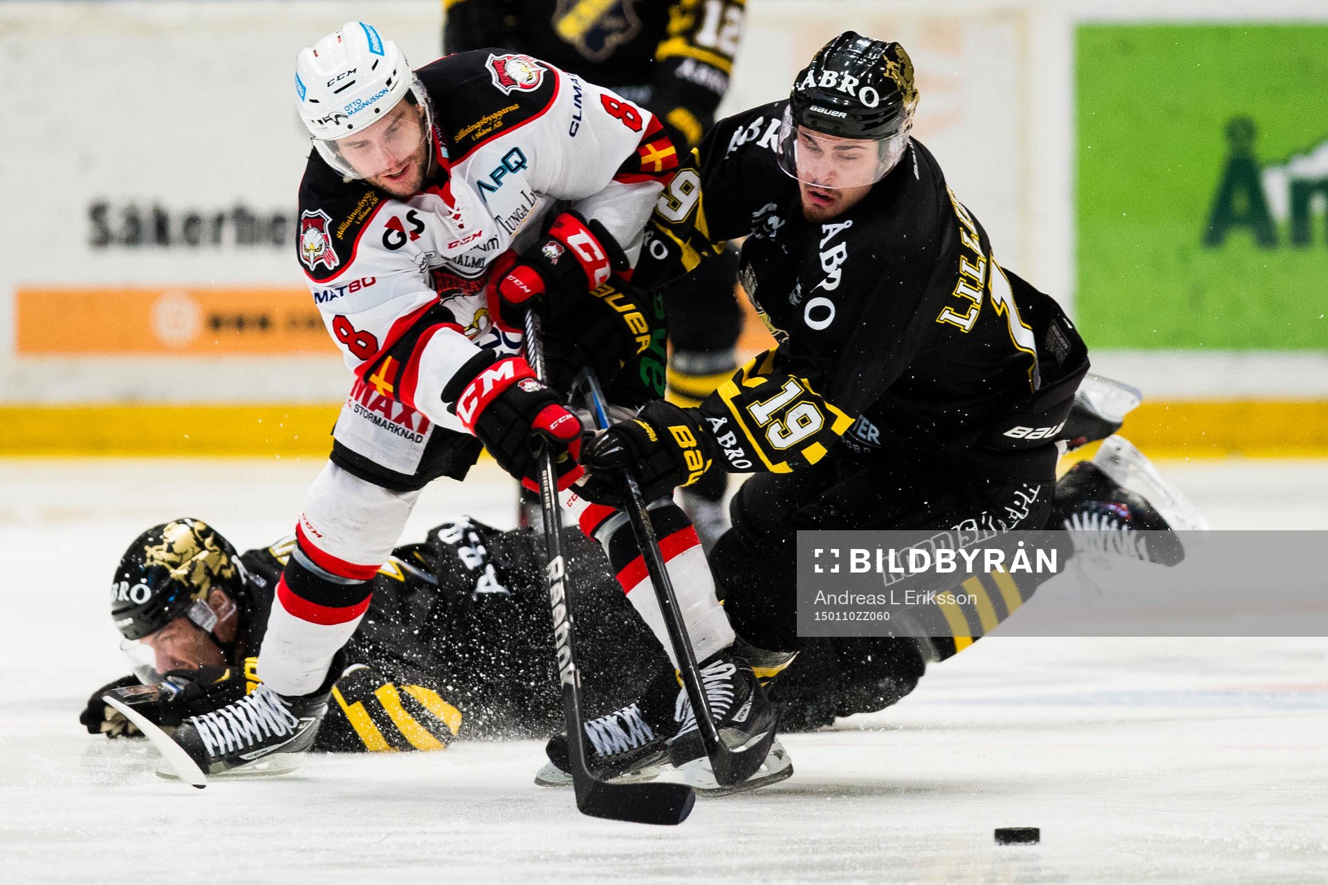 s David Lillieström Karlsson i kamp om pucken