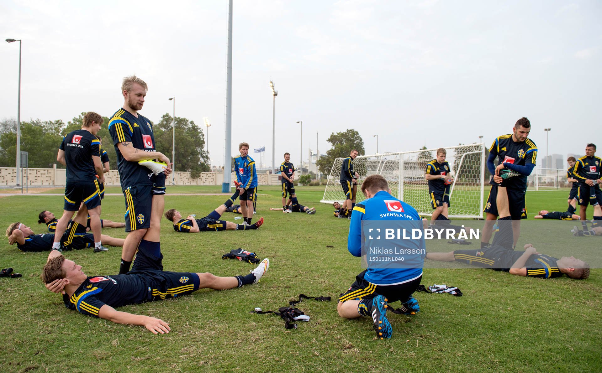 Sveriges Johan Larsson och de andra spelarna stretchar