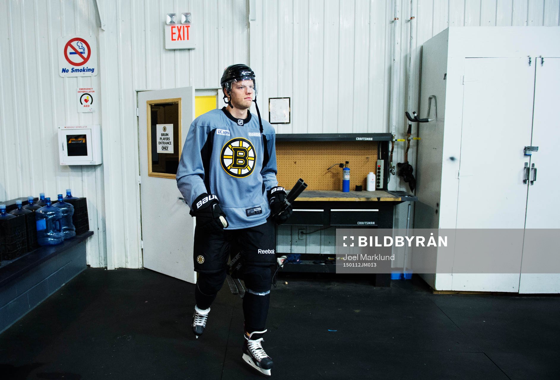 Carl Söderberg på väg in till Boston Bruins träning