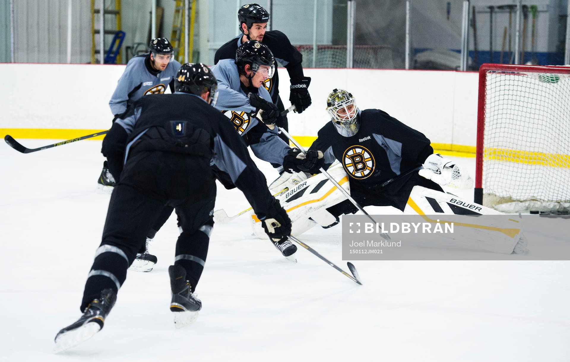 Loui Eriksson framför målvakten Niklas Svedberg
