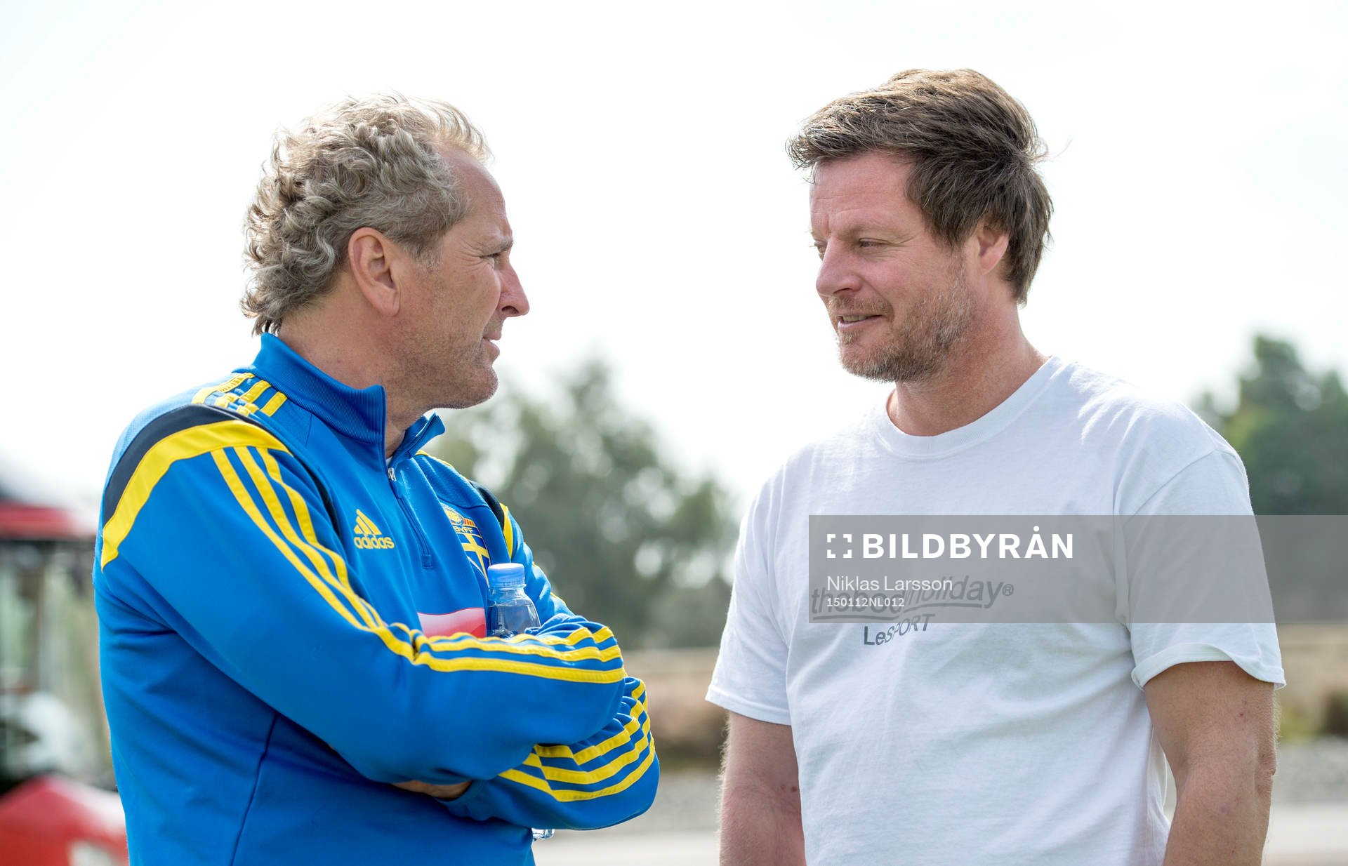 Sveriges förbundskapten Erik Hamrén samtalar med Stefan Schwarz under en träning den 12 januari 2015 i Abu Dhabi.