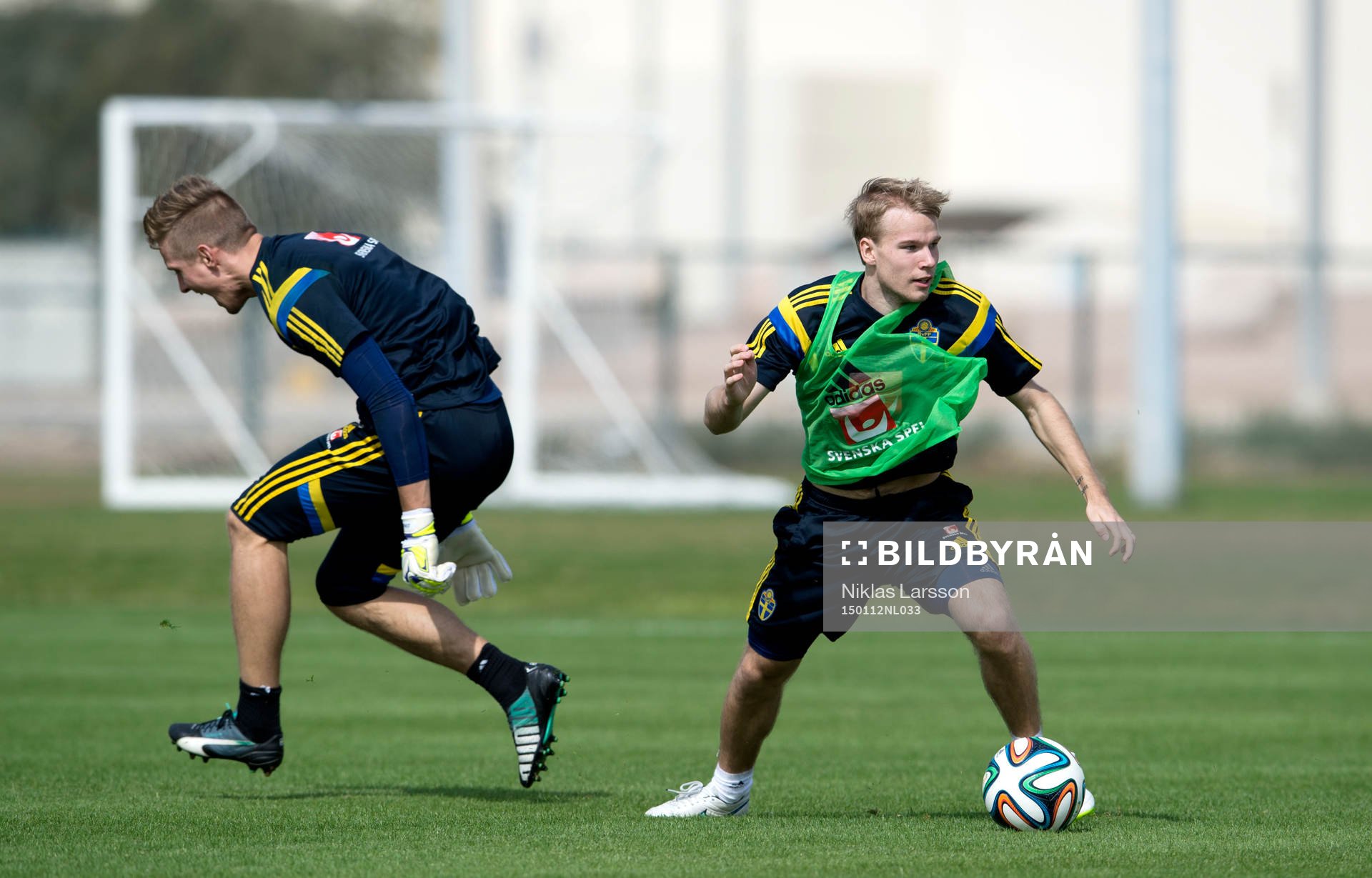 Sveriges målvakt Karl-Johan Johnsson och Oscar Lewicki under en träning den 12 januari 2015 i Abu Dhabi.