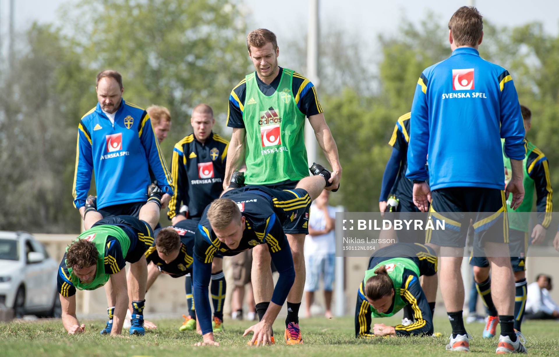 Sveriges Per Karlsson och målvakt Karl-Johan Johnsson
