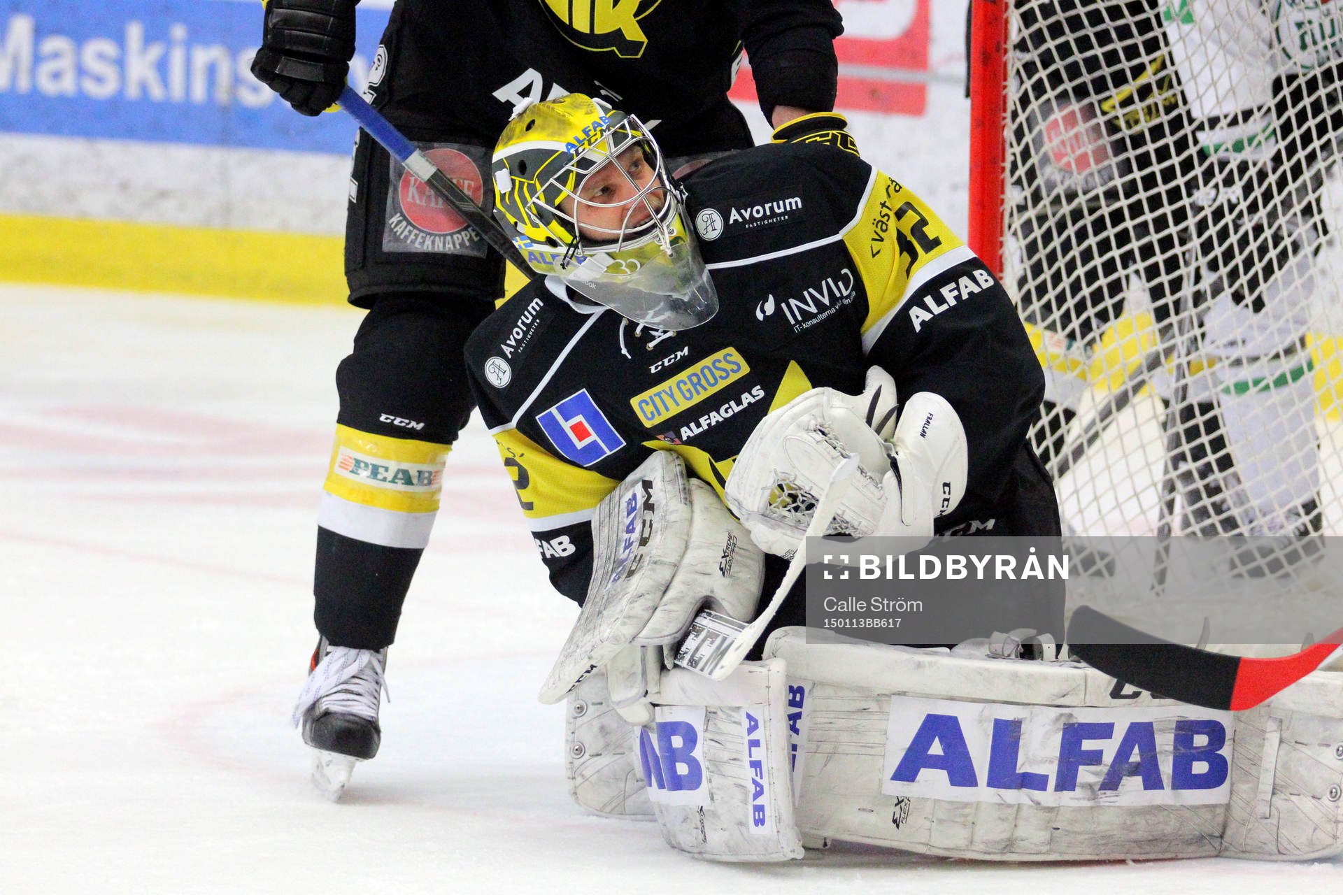Västerås målvakt Jonas Fransson räddar ett skott
