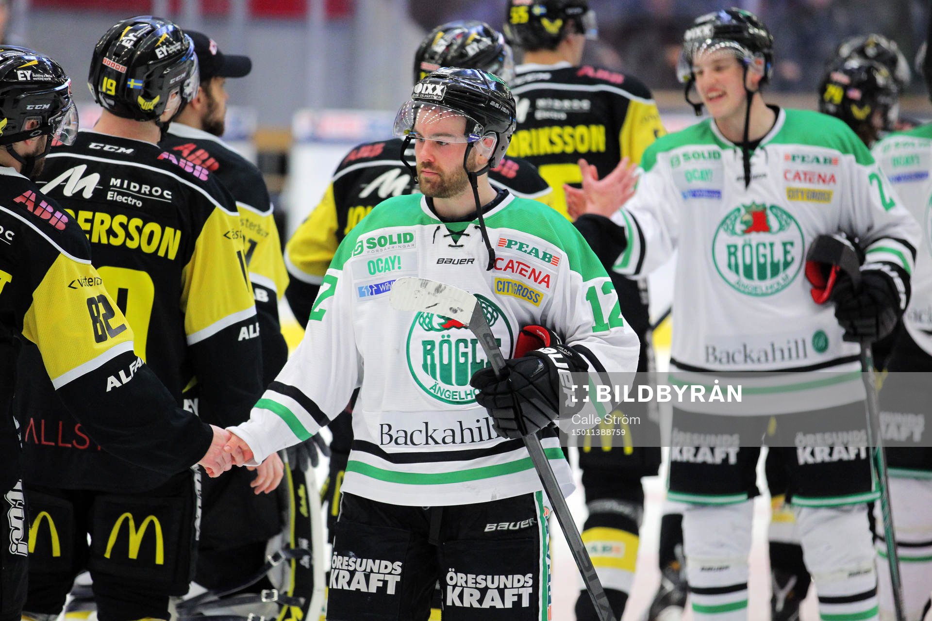 Rögles Jack Connolli tar i hand med Västerås Marcus