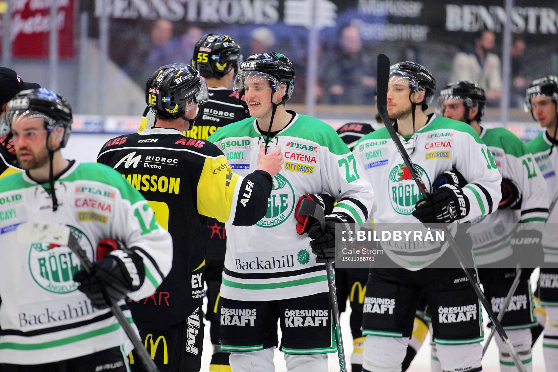 Rögles Rasmus Bengtsson tar i hand med Västerås Fredrik