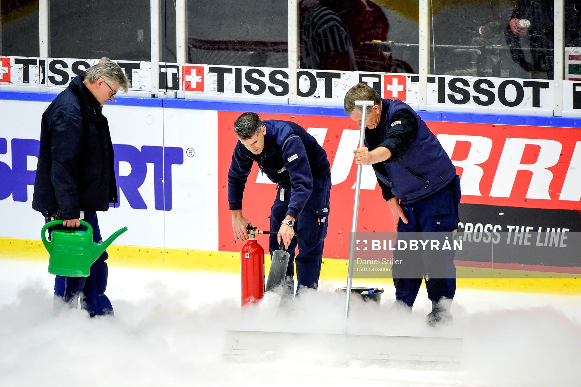 Matchen fick avbrytas och isen repareras