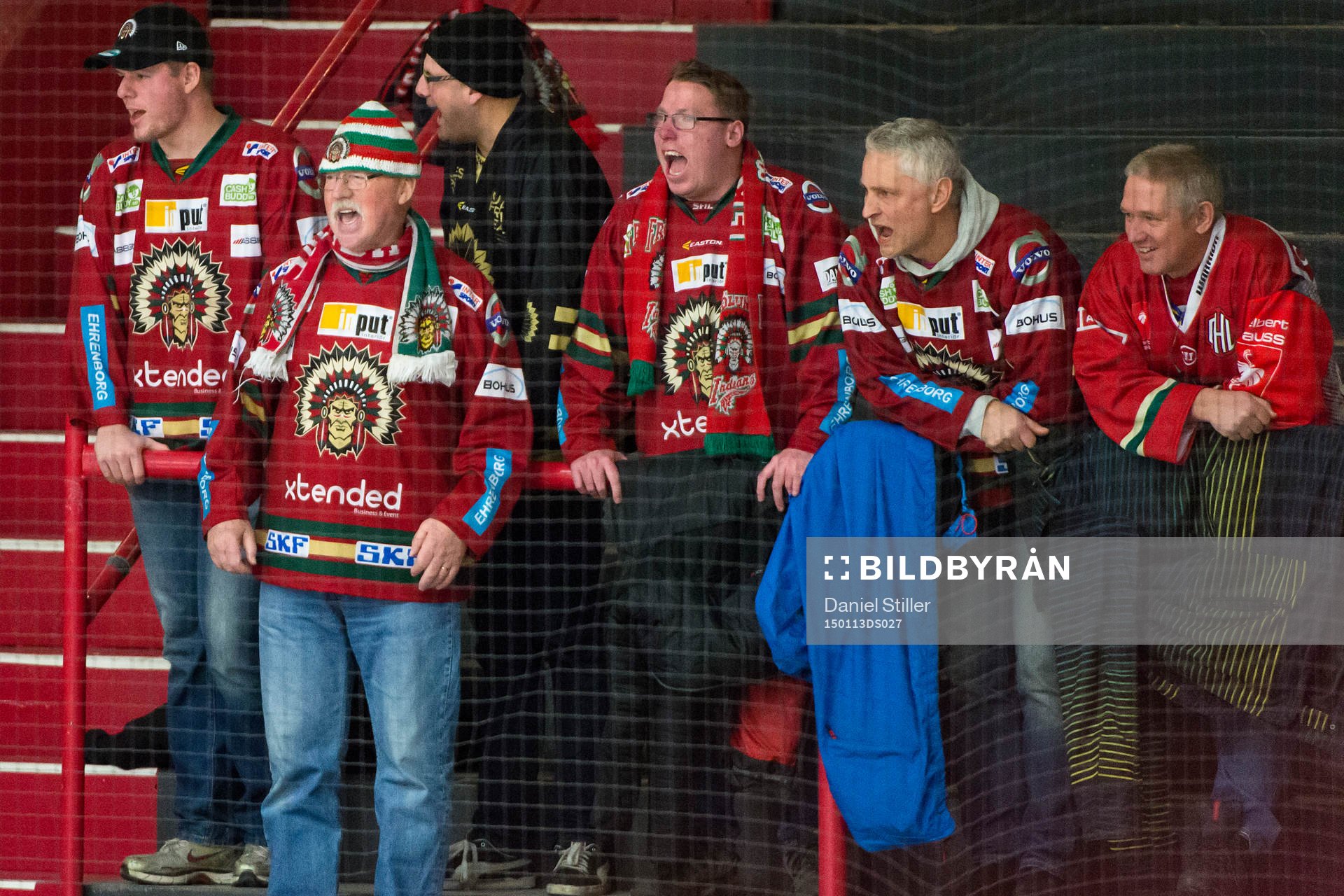 Några ur Frölundas klack håller ut hela matchen
