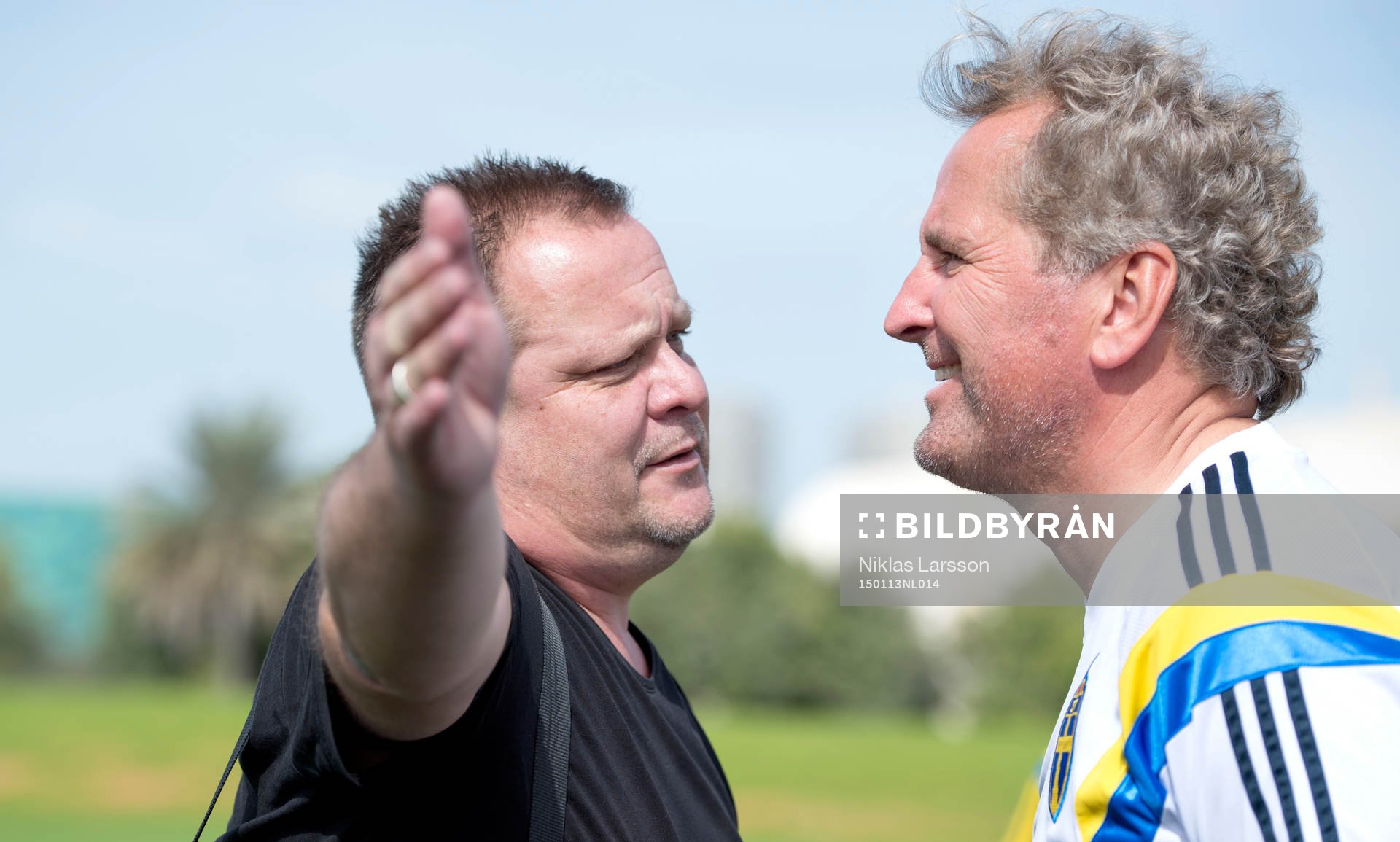 Roar Hansen, tränare Åtvidaberg samtalar med Sveriges förbundskapten Erik Hamrén under en träning den 13 januari 2015 i Abu Dhabi.