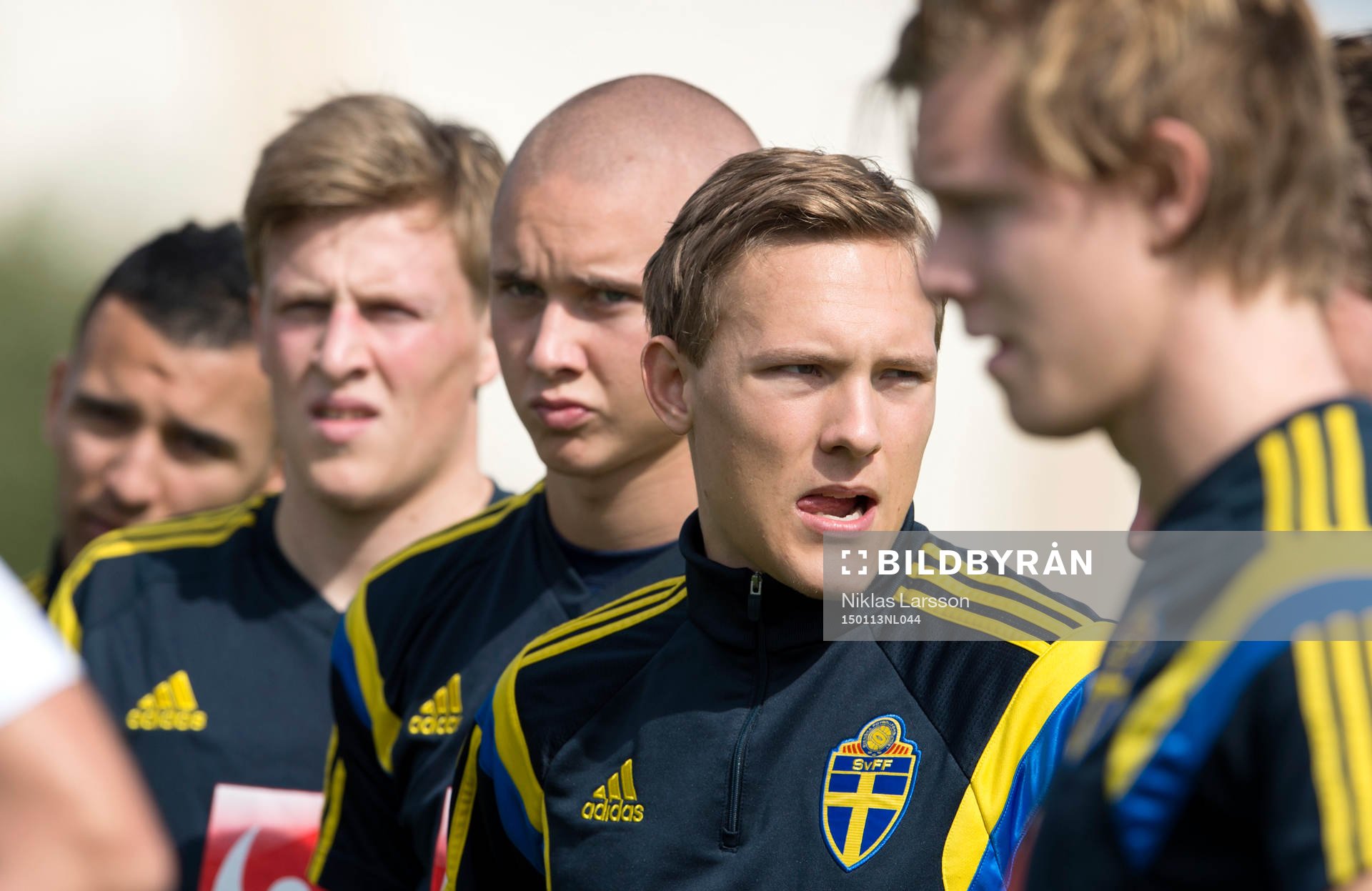 Sveriges Ludwig Augustinsson framför Sebastian Holmén och