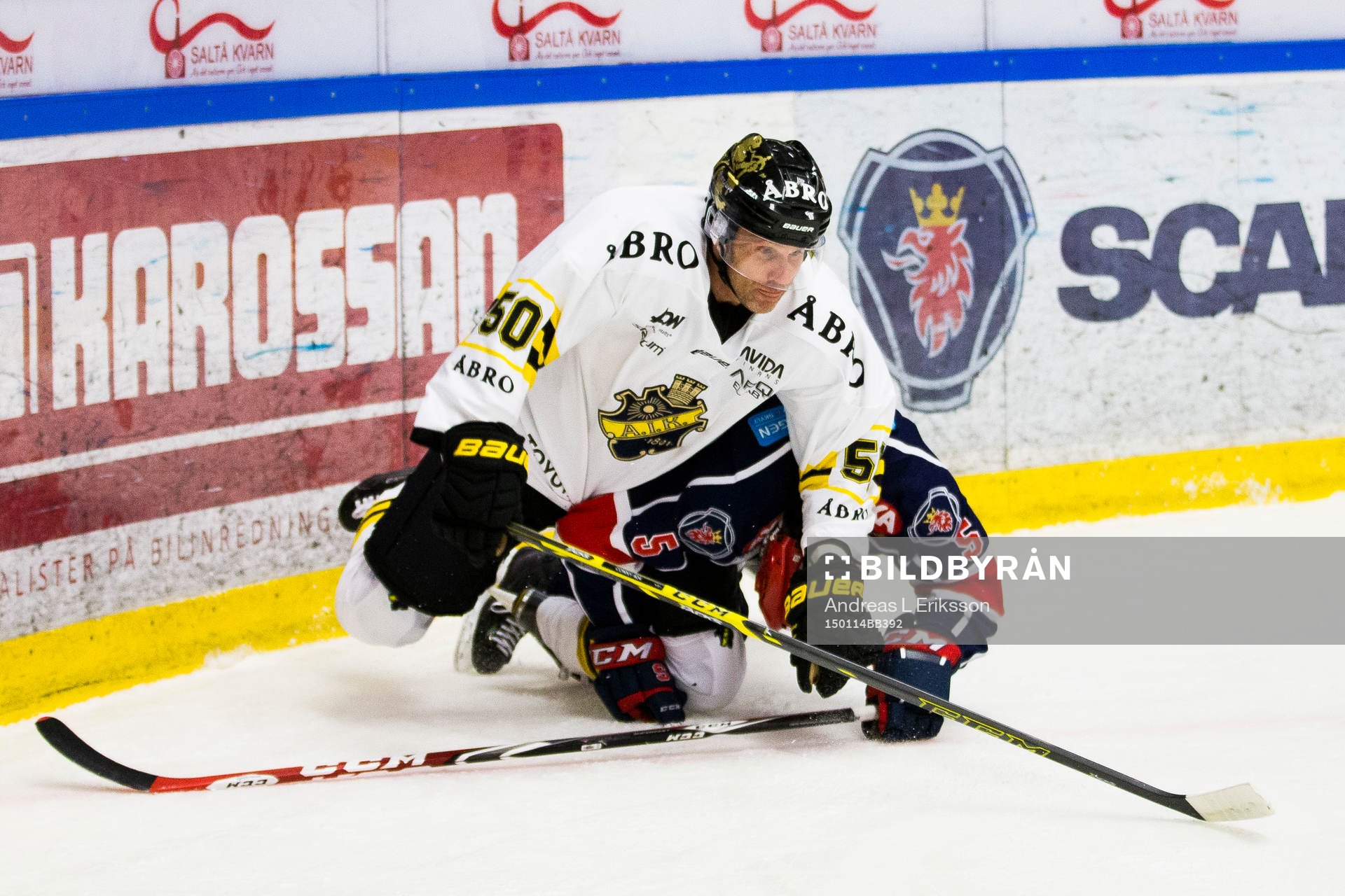 s Conny Strömberg trycker ner Södertäljes Simon Löf