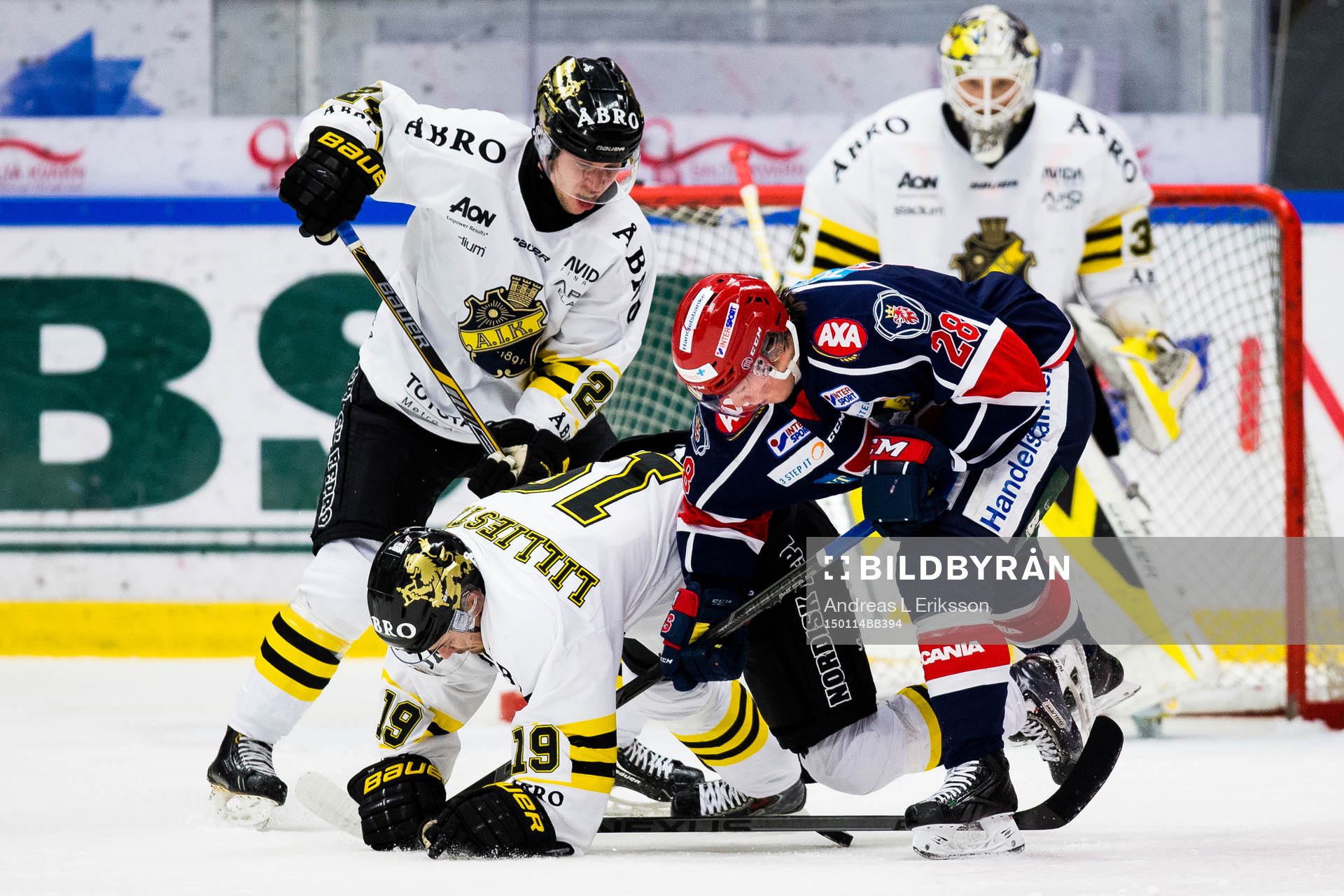 s Johan Andersson och David Lillieström Karlsson i kamp om
