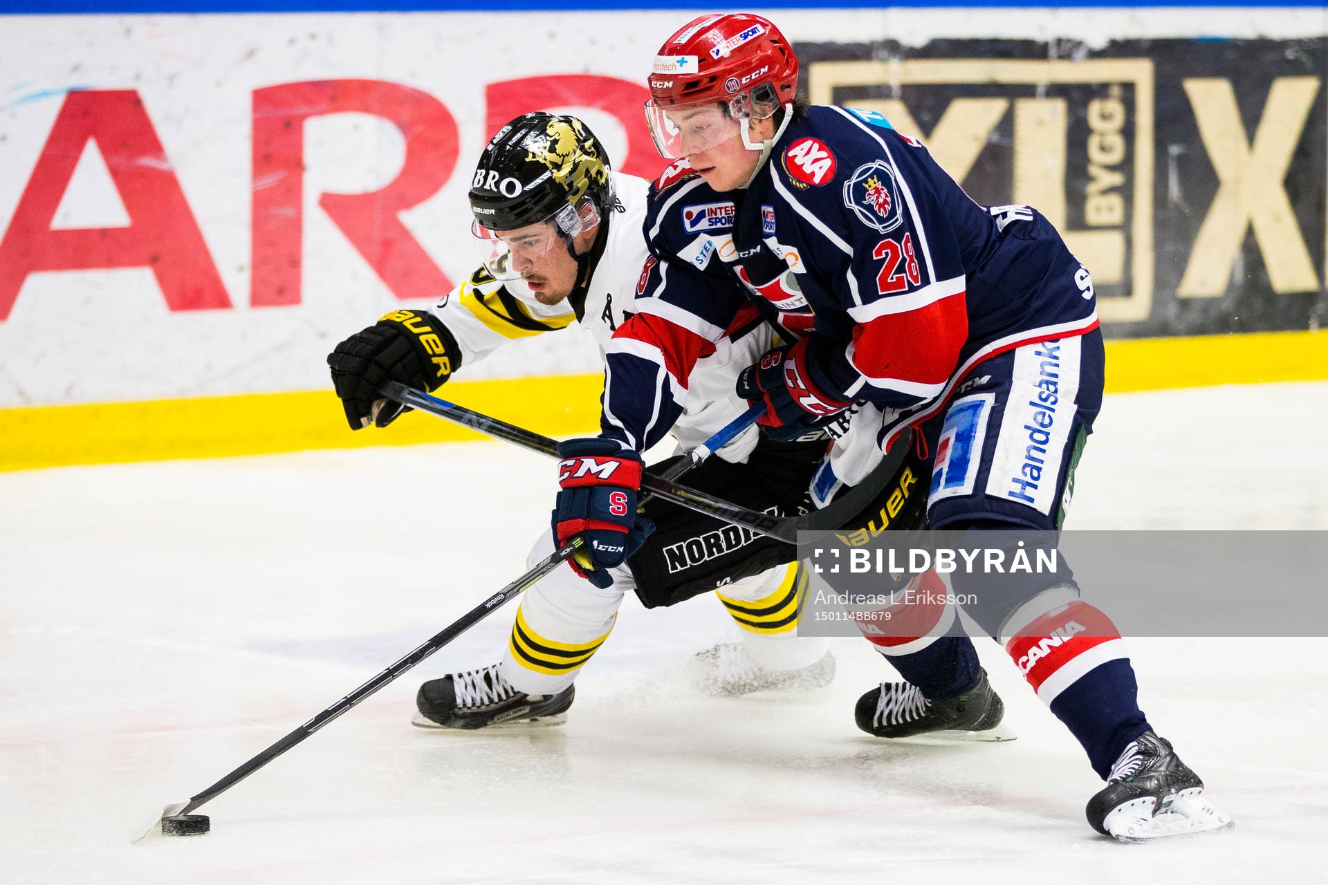 s David Lillieström Karlsson i kamp om pucken med