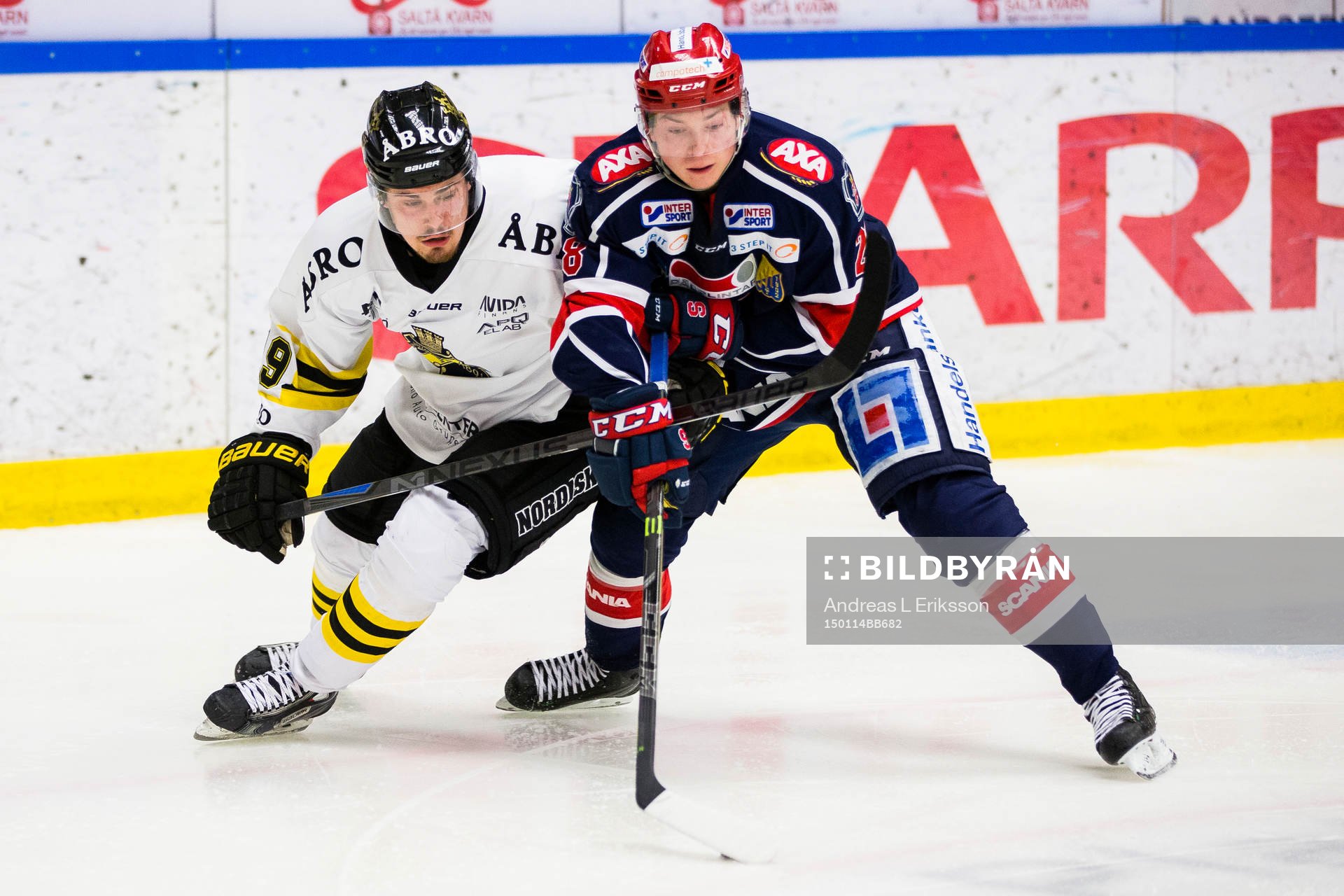 s David Lillieström Karlsson i kamp om pucken med