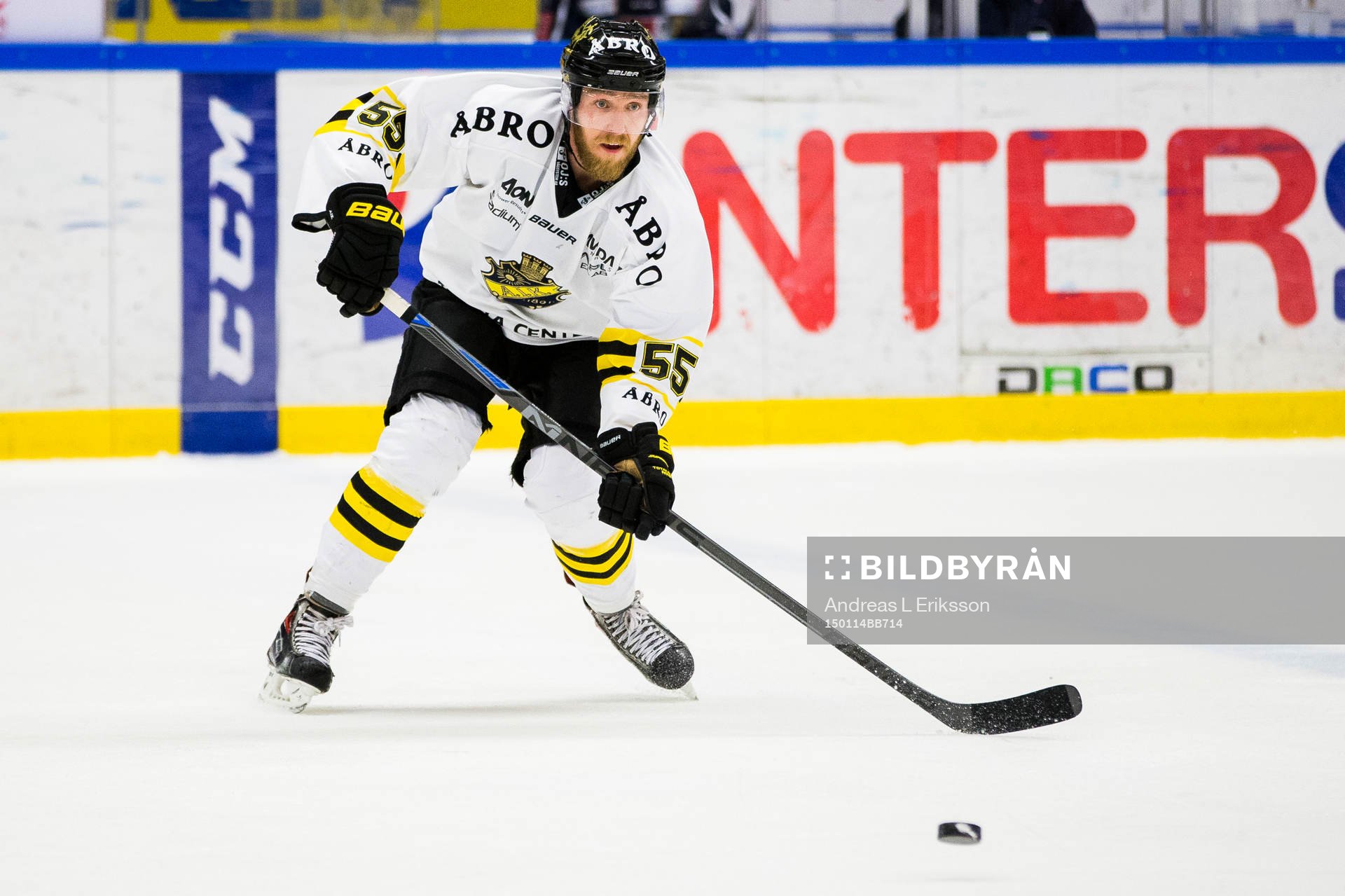 s Nils Bäckström med pucken