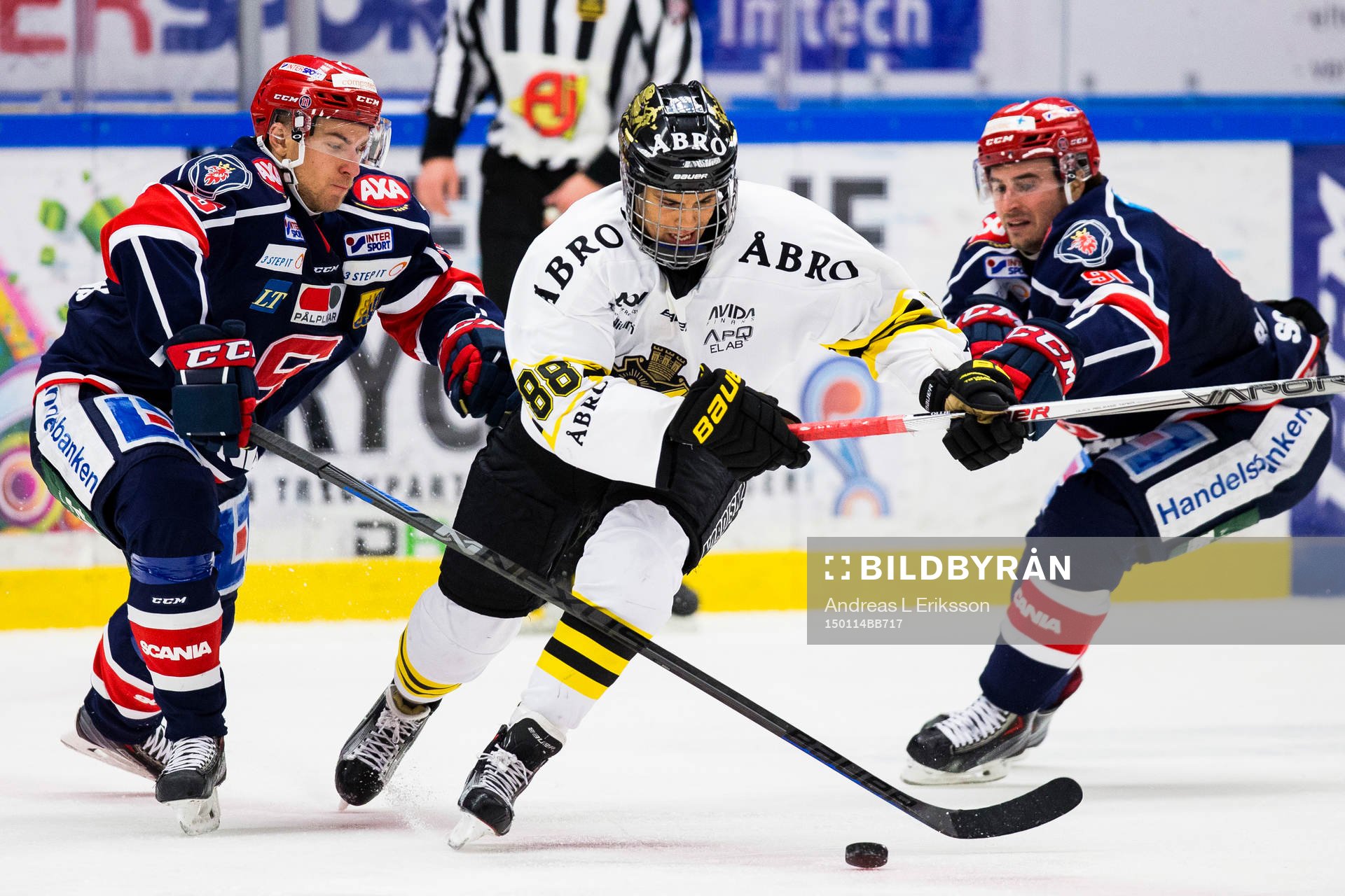s Oliver Kylington tar sig fram mellan Södertäljes