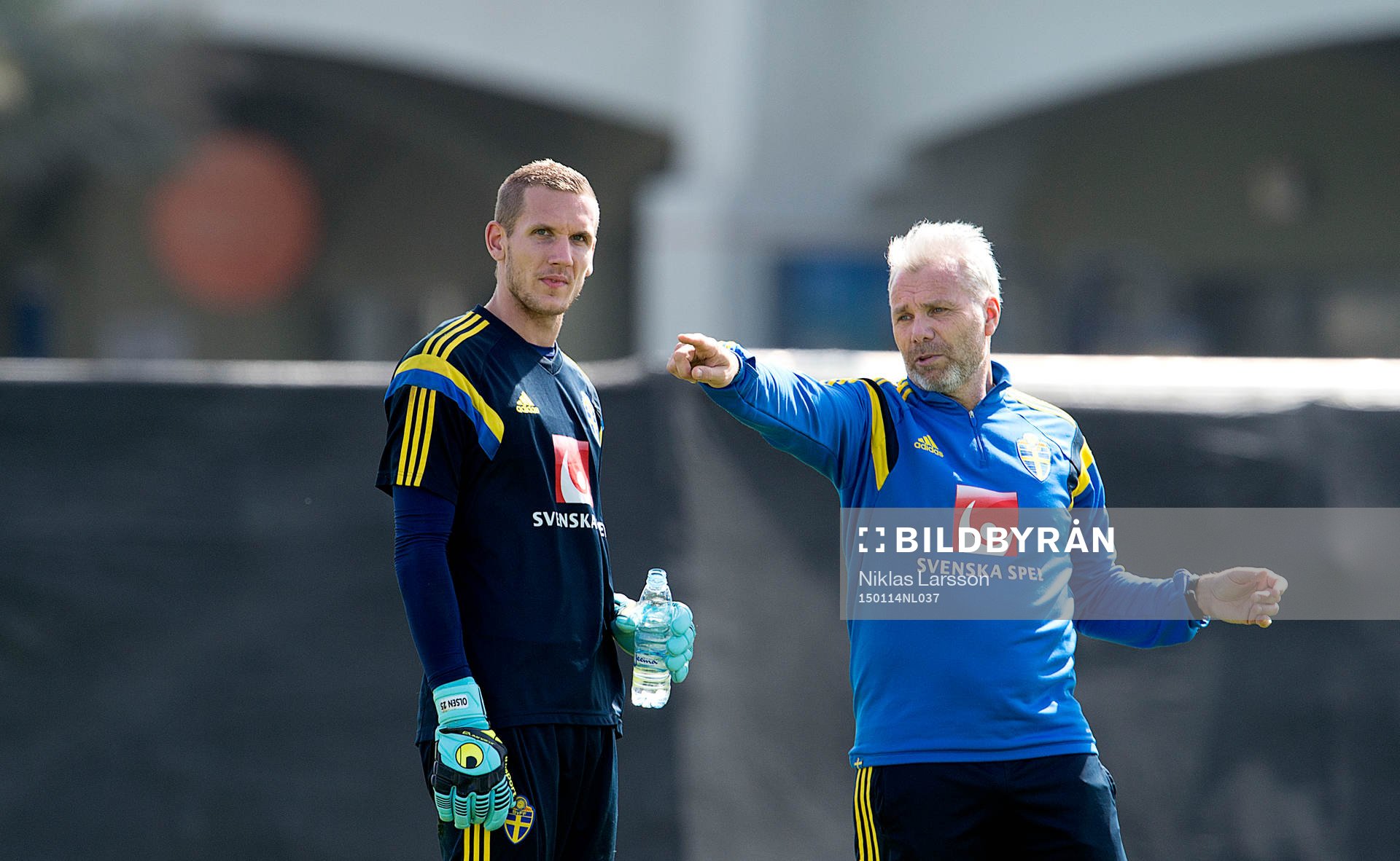 Sveriges målvakt Robin Olsen och målvaktstränare Lasse