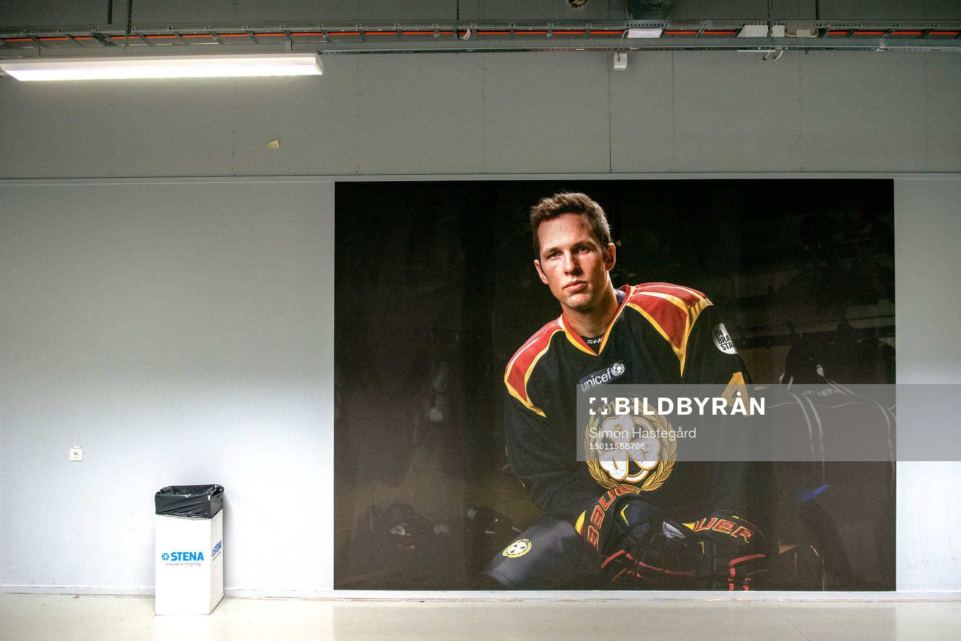 Spelarporträtt på Brynäs Greg Scott före på en vägg