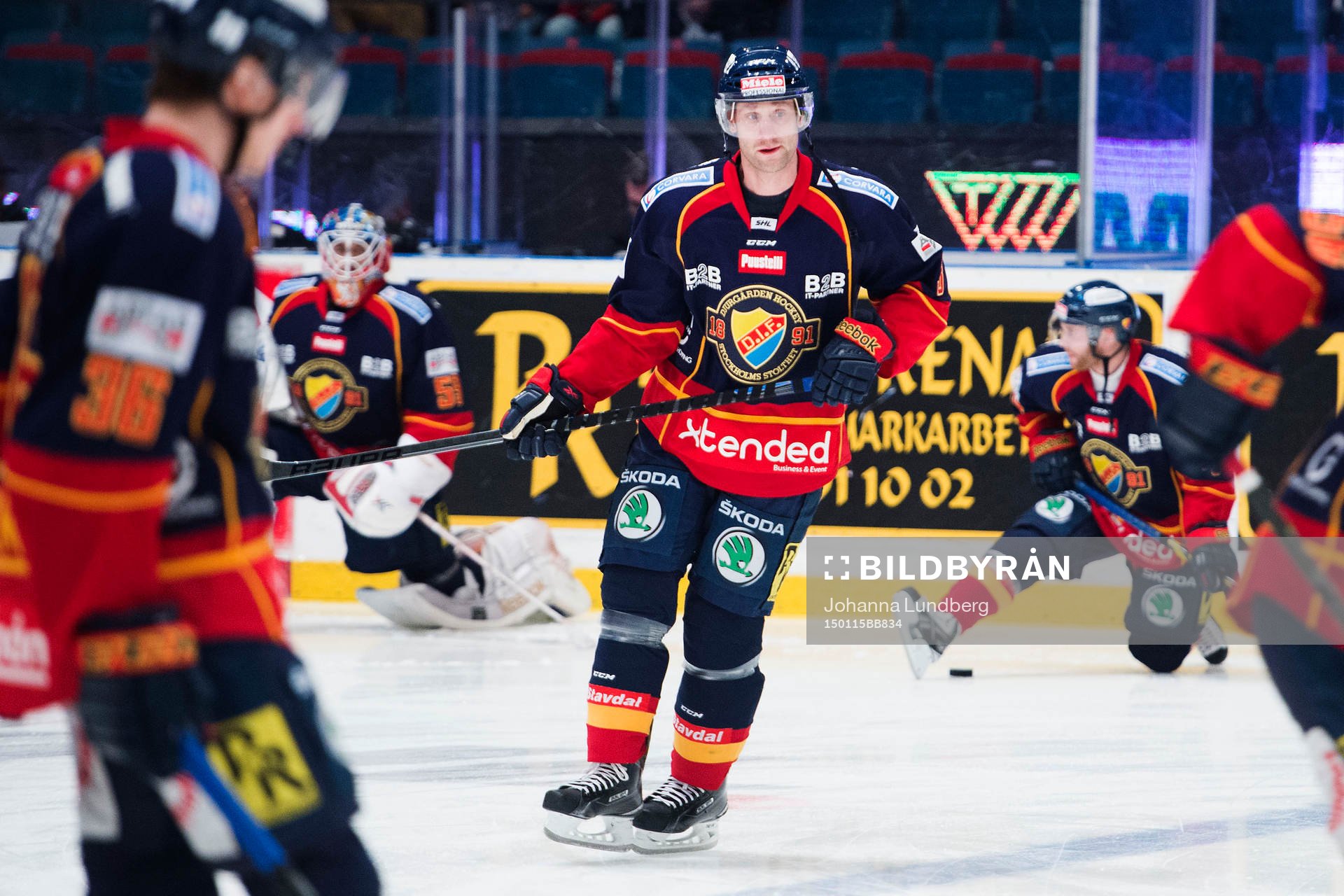 Djurgården Marcus Nilson värmer upp