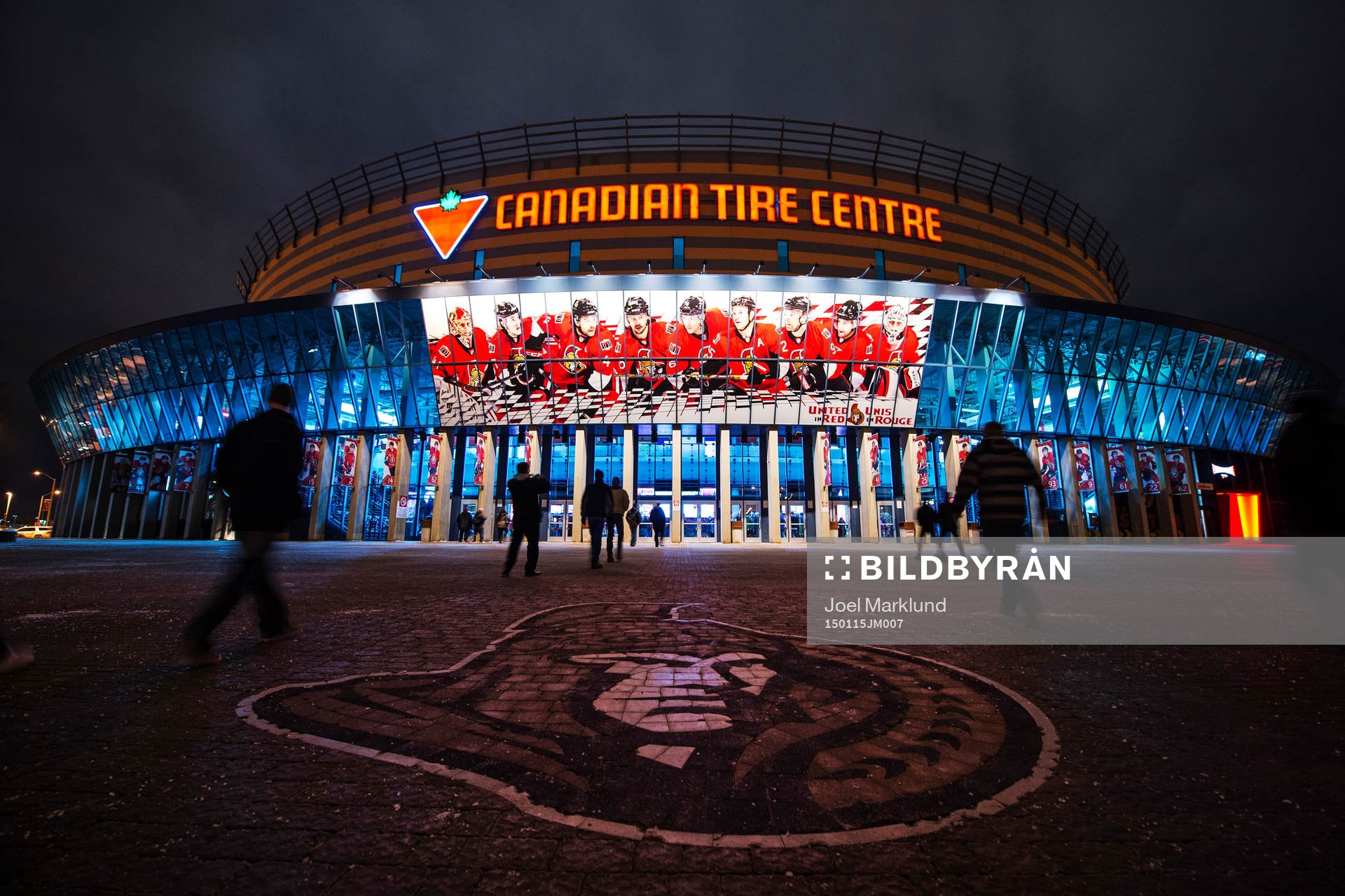 Folk på väg in till Canadian Tire Centre