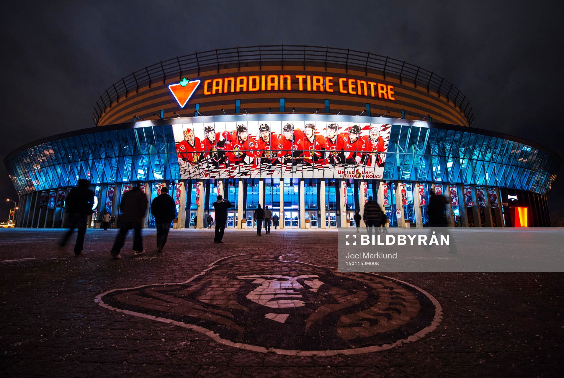 Folk på väg in till Canadian Tire Centre