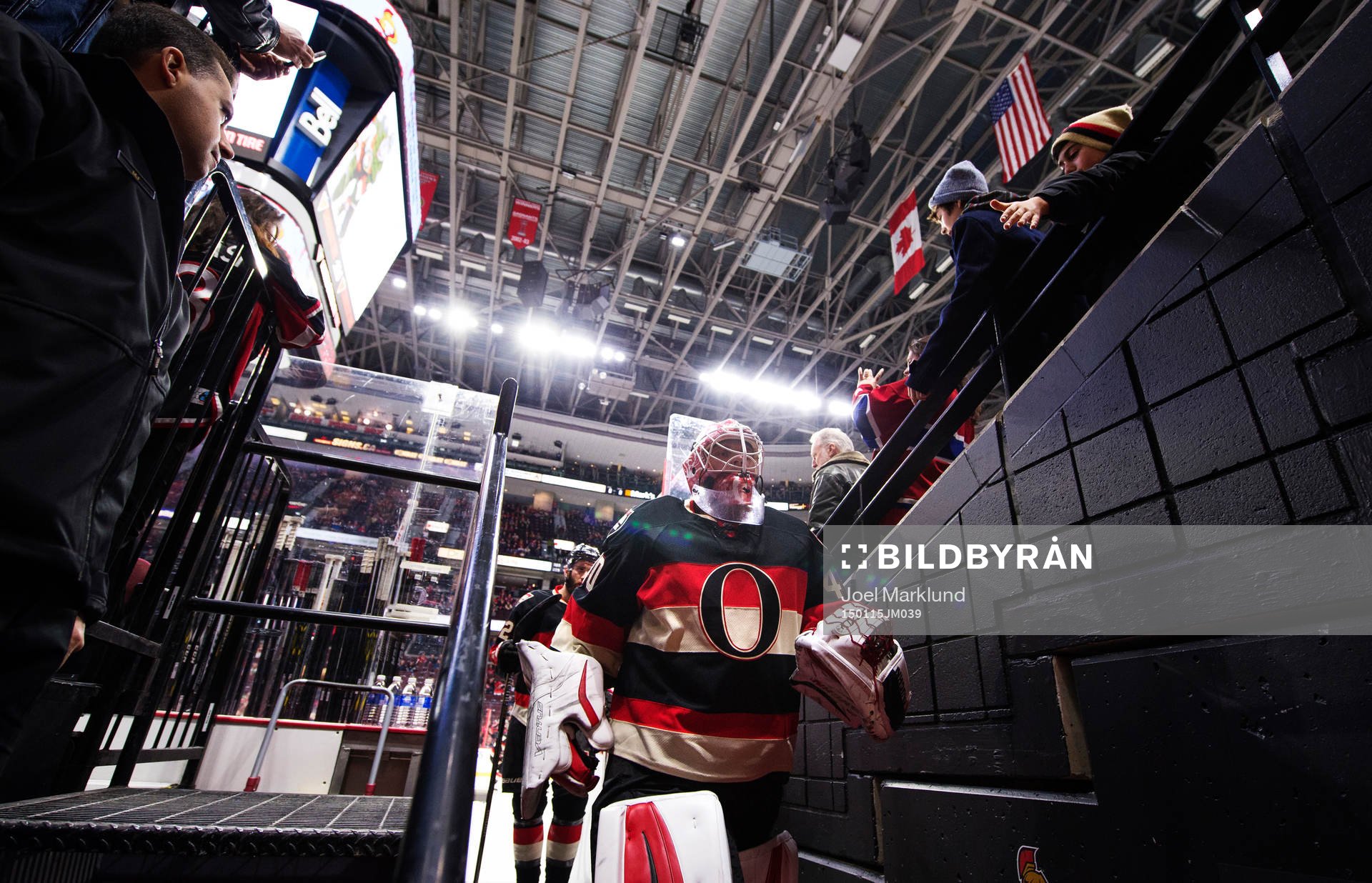 Ottawas målvakt Robin Lehner lämnar uppvärmningen